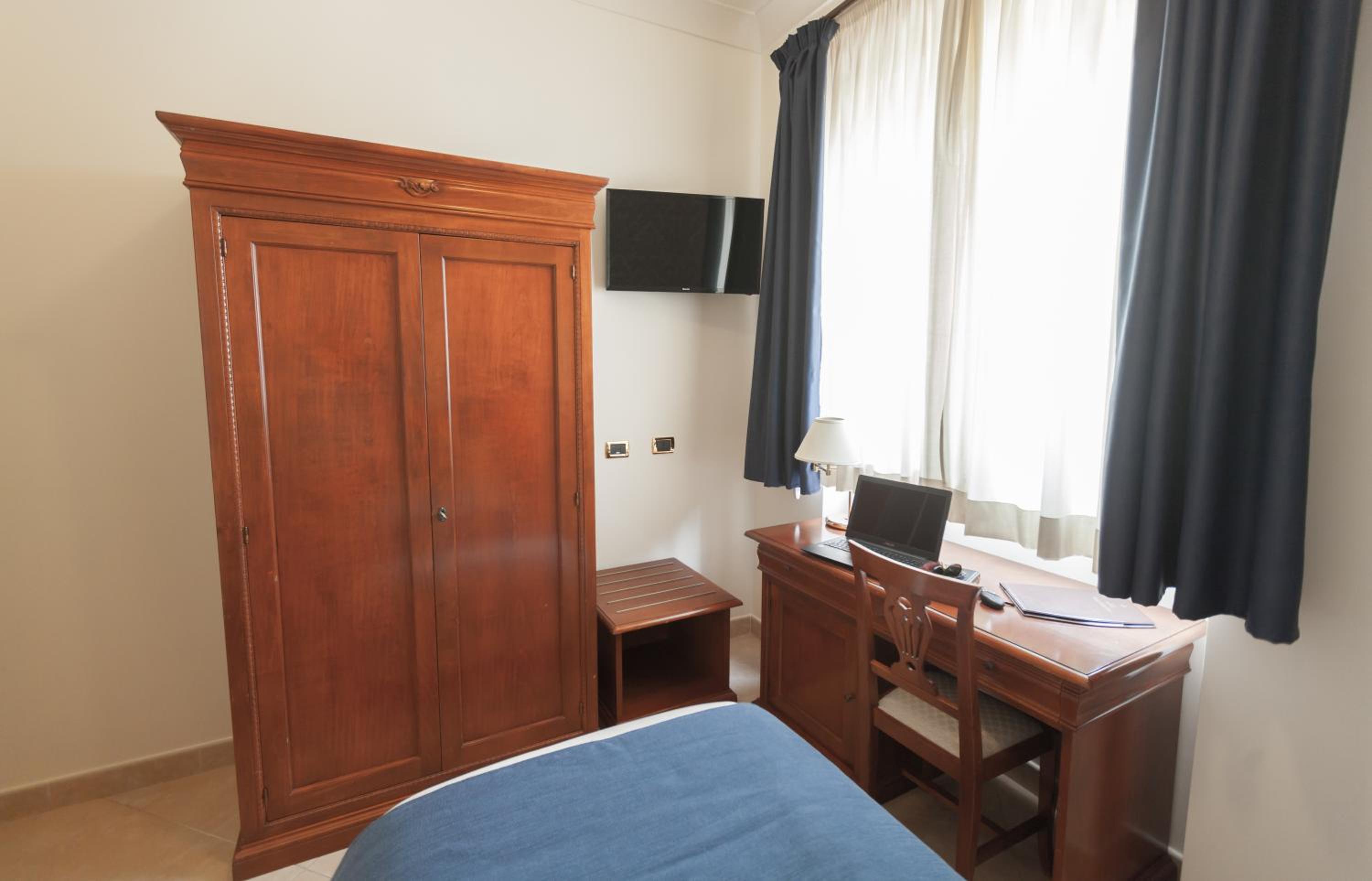 Business Single Room with French Bed photo 2