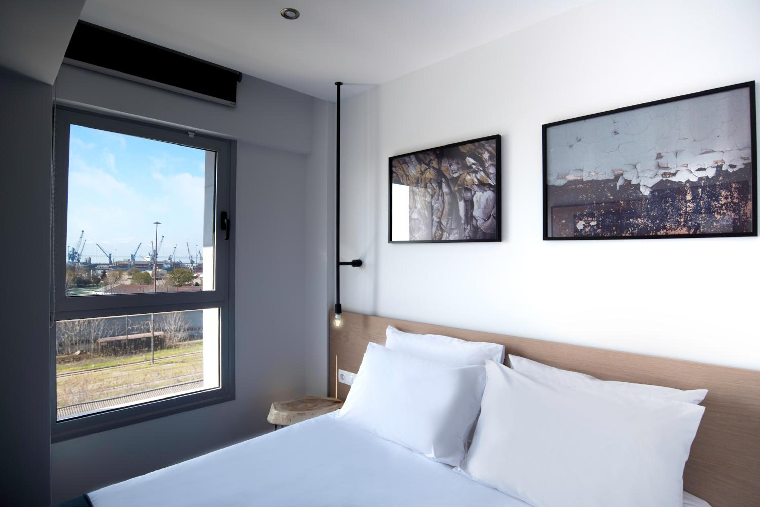 Standard Double or Twin Room with Sea View - Photo 4