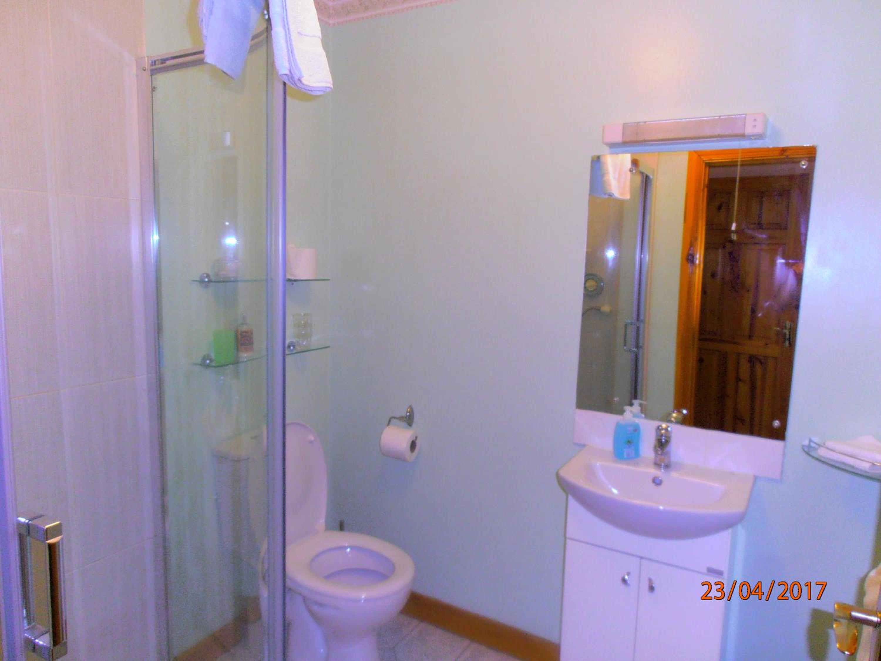 Double Room with Private Bathroom - Photo 8