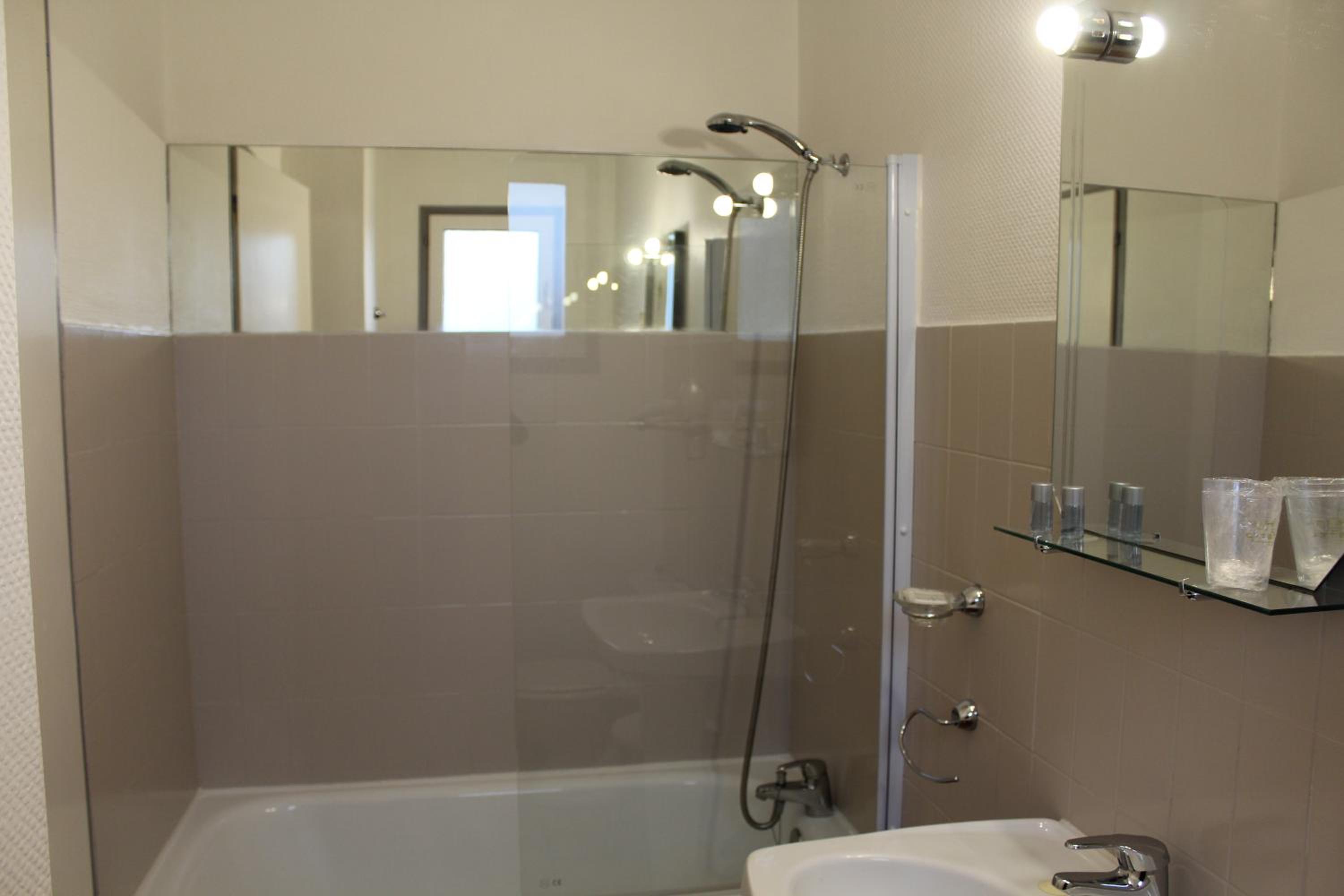 Double Room with Garden View - Photo 3