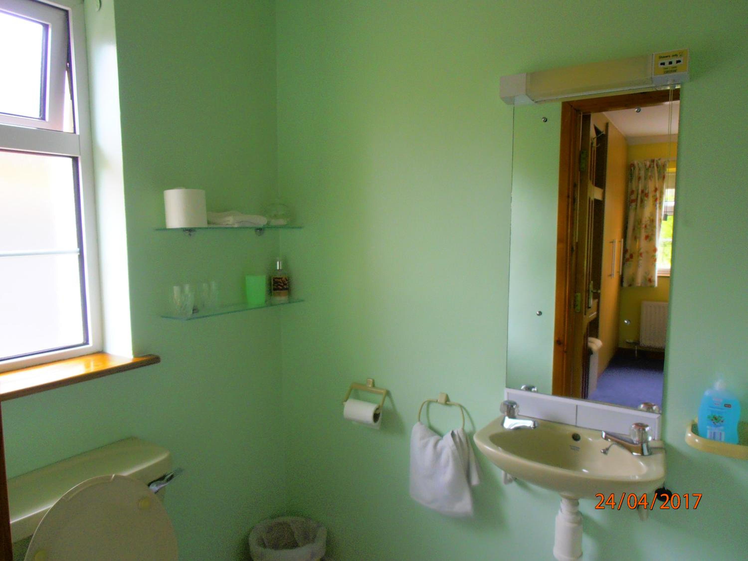 Double Room with Private Bathroom - Photo 4