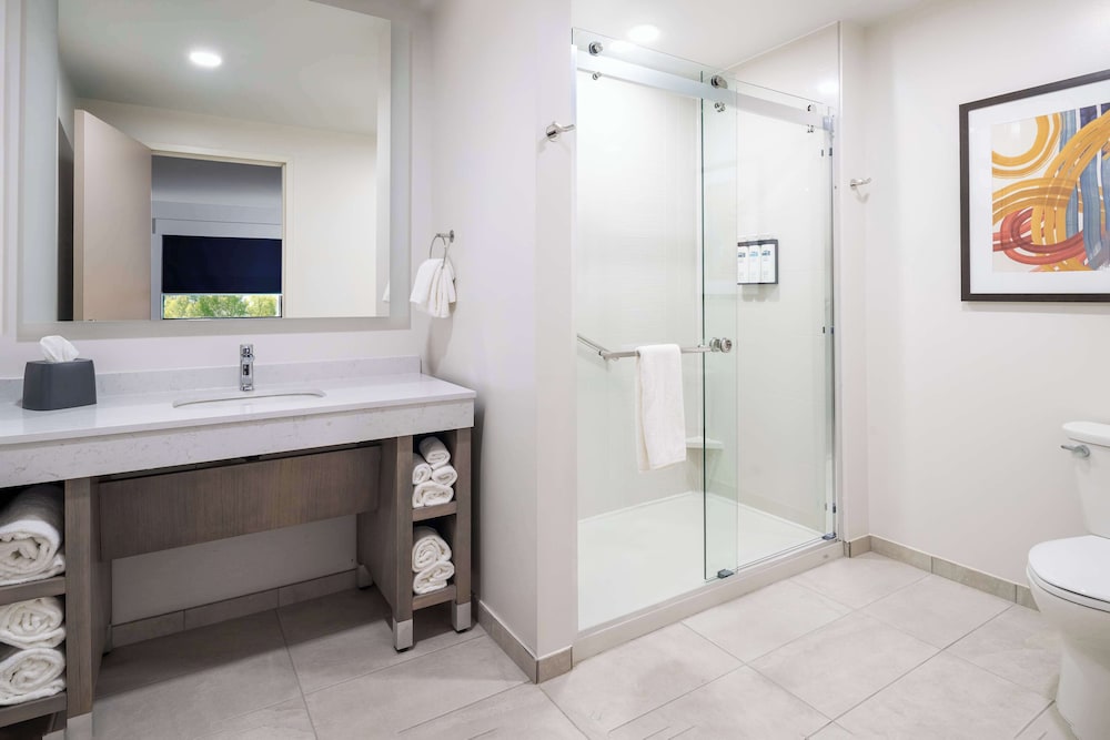 Suite, 1 Bedroom, Kitchen (King Bed) - Photo 3