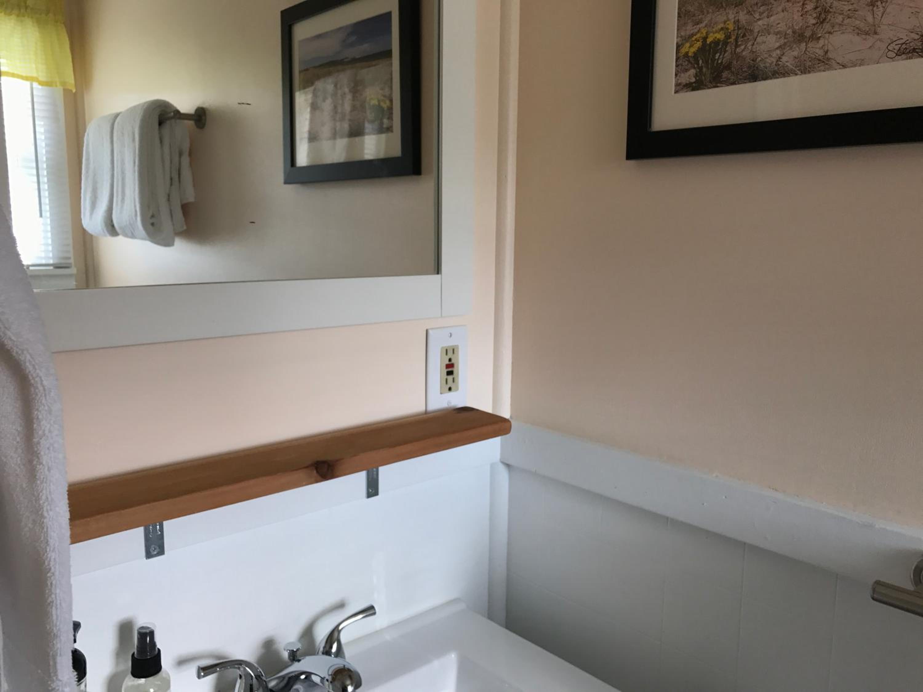 Queen Room photo 2
