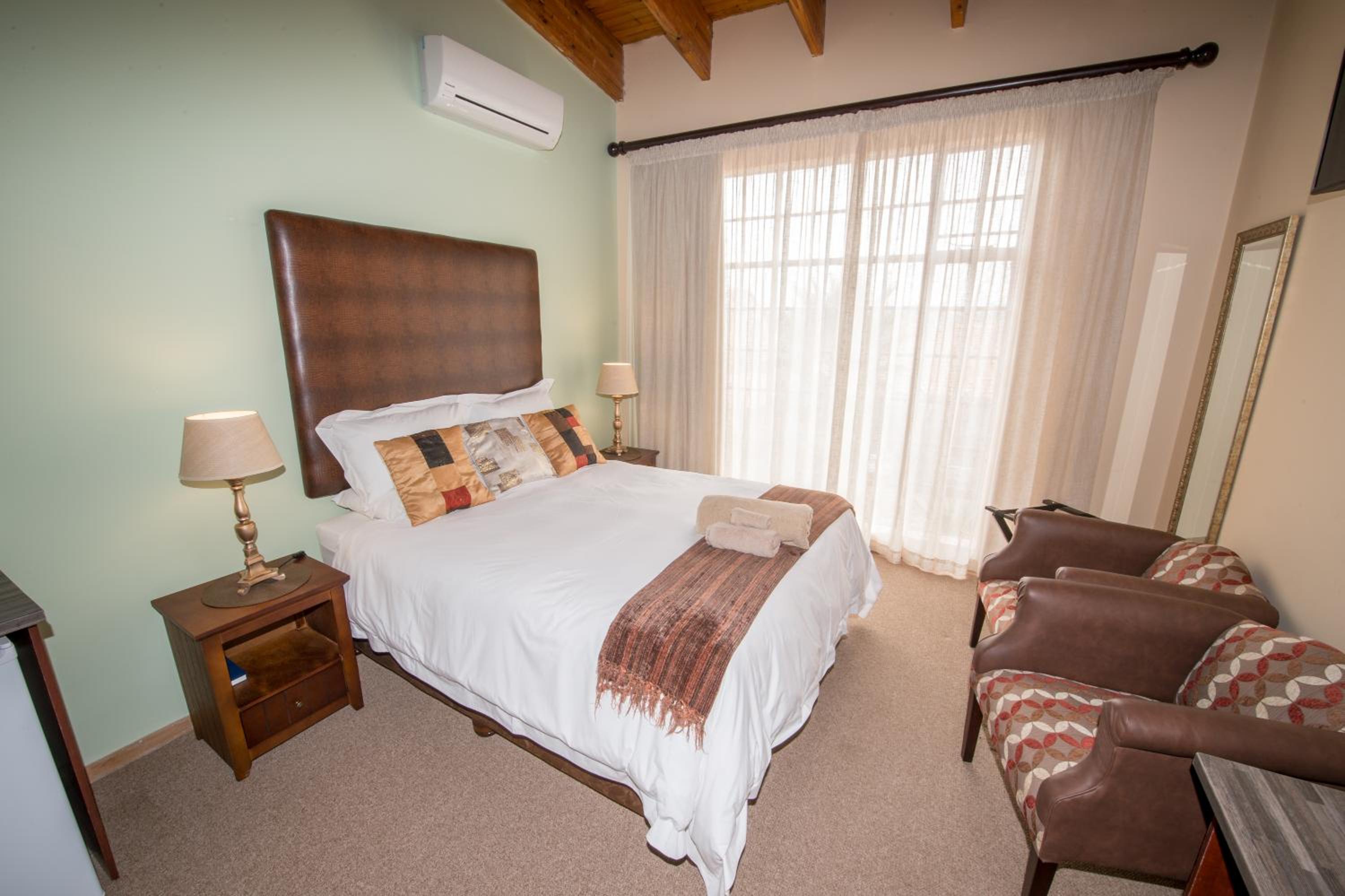 Queen Room with Pool View photo 3