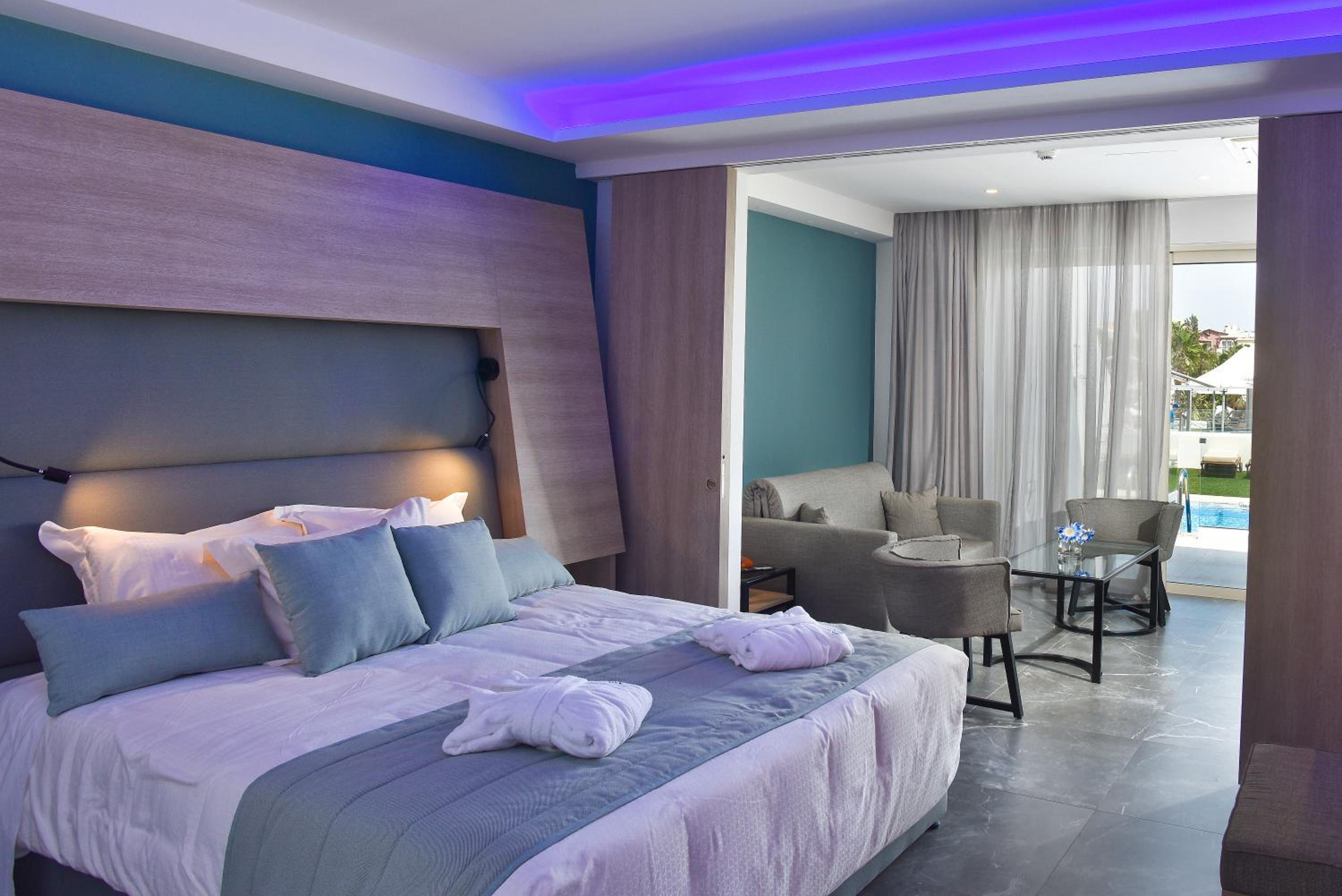 Side Sea View Grand Suite with Private Pool & Jacuzzi photo 2