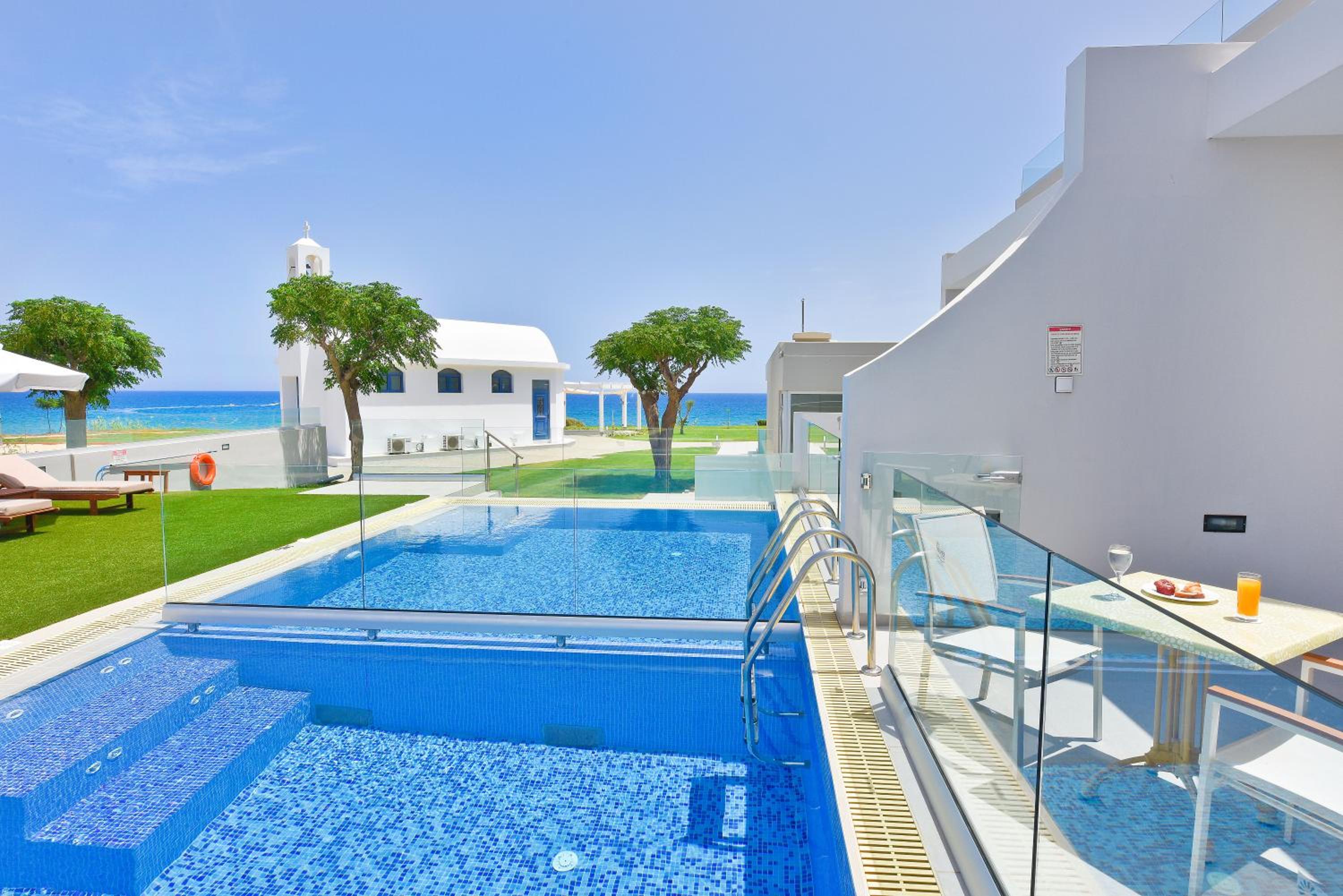 Side Sea View Grand Suite with Private Pool & Jacuzzi photo 3