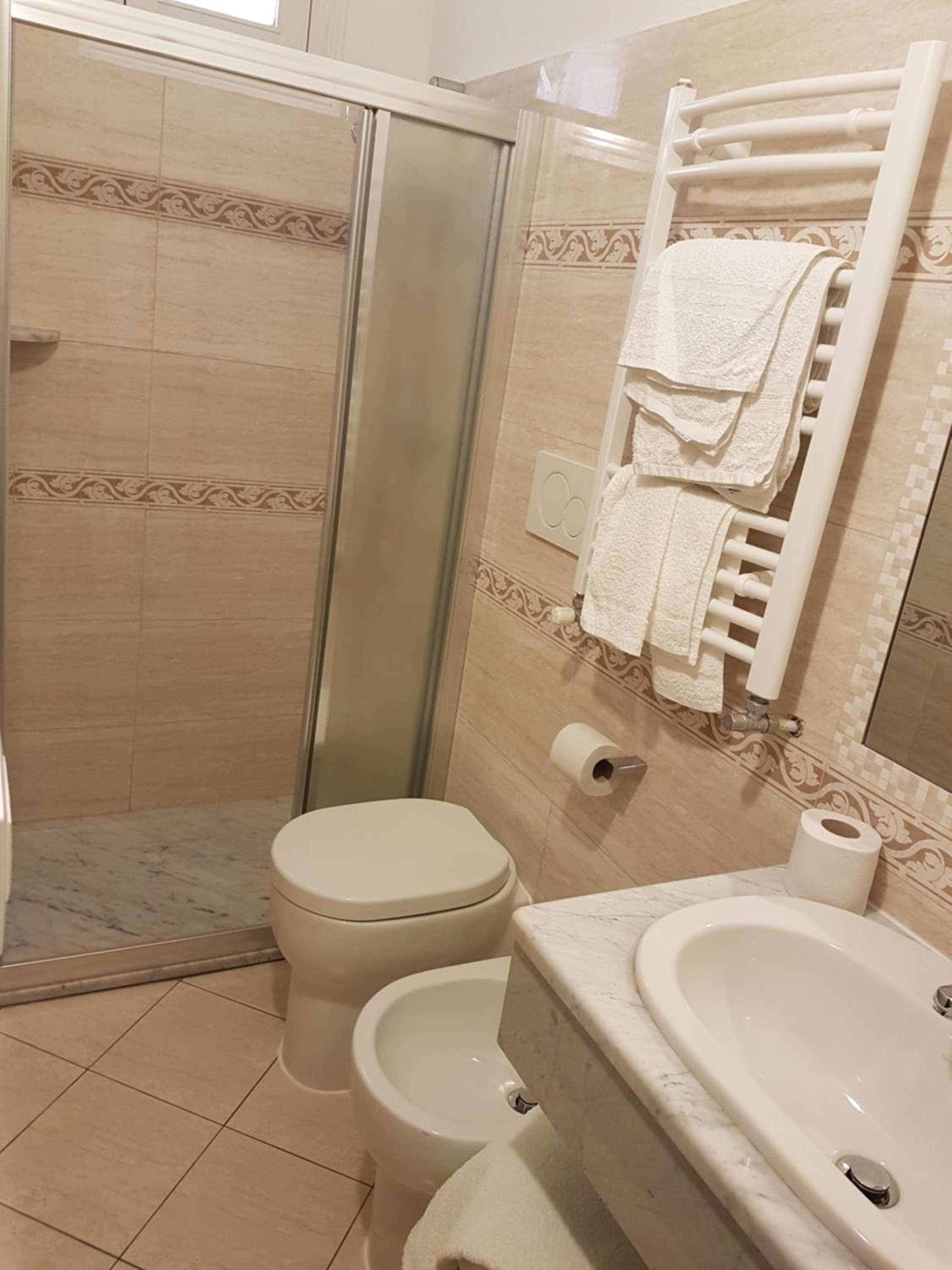 Double Room - Photo 5
