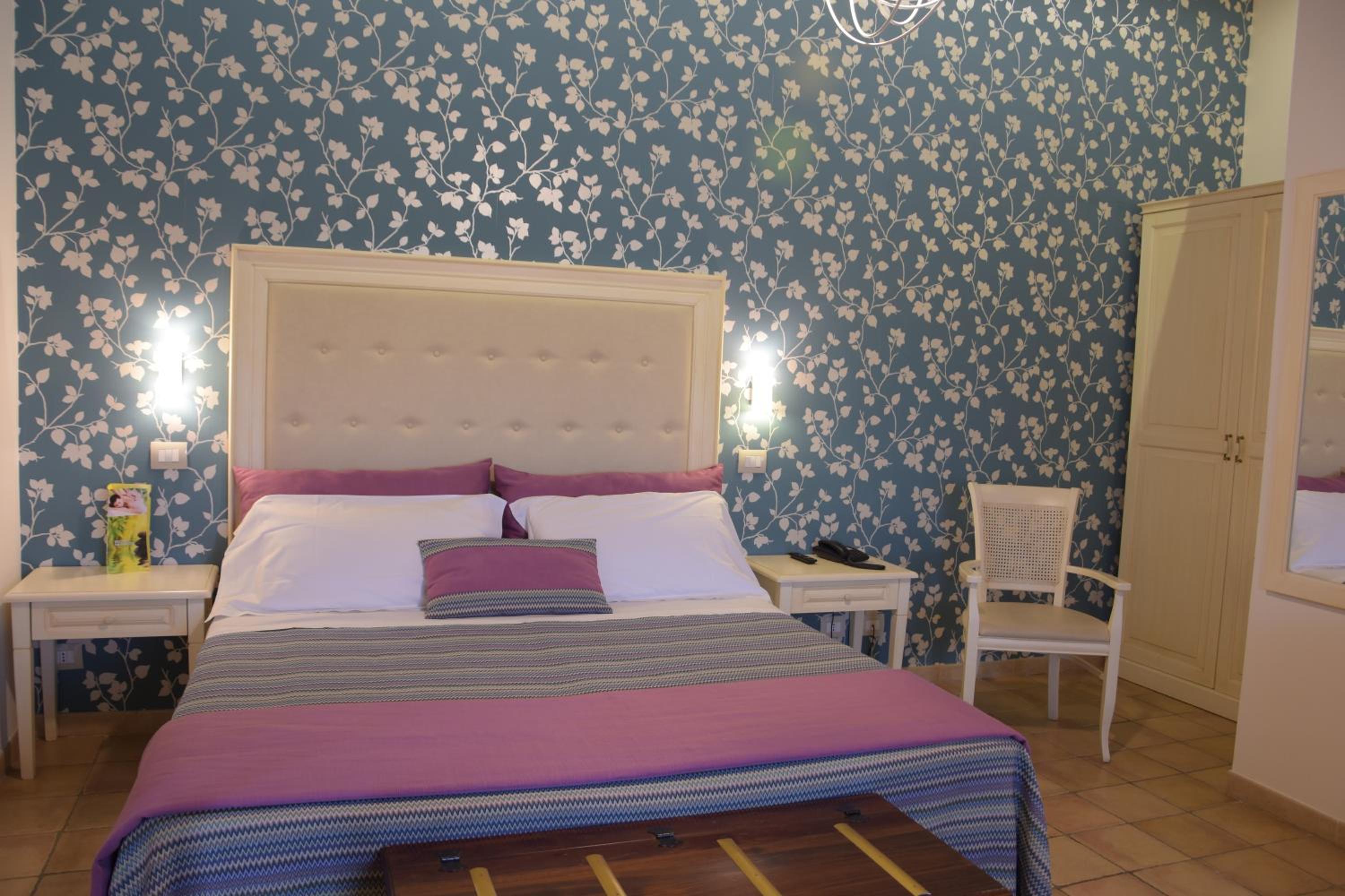 Double or Twin Room - Photo 8