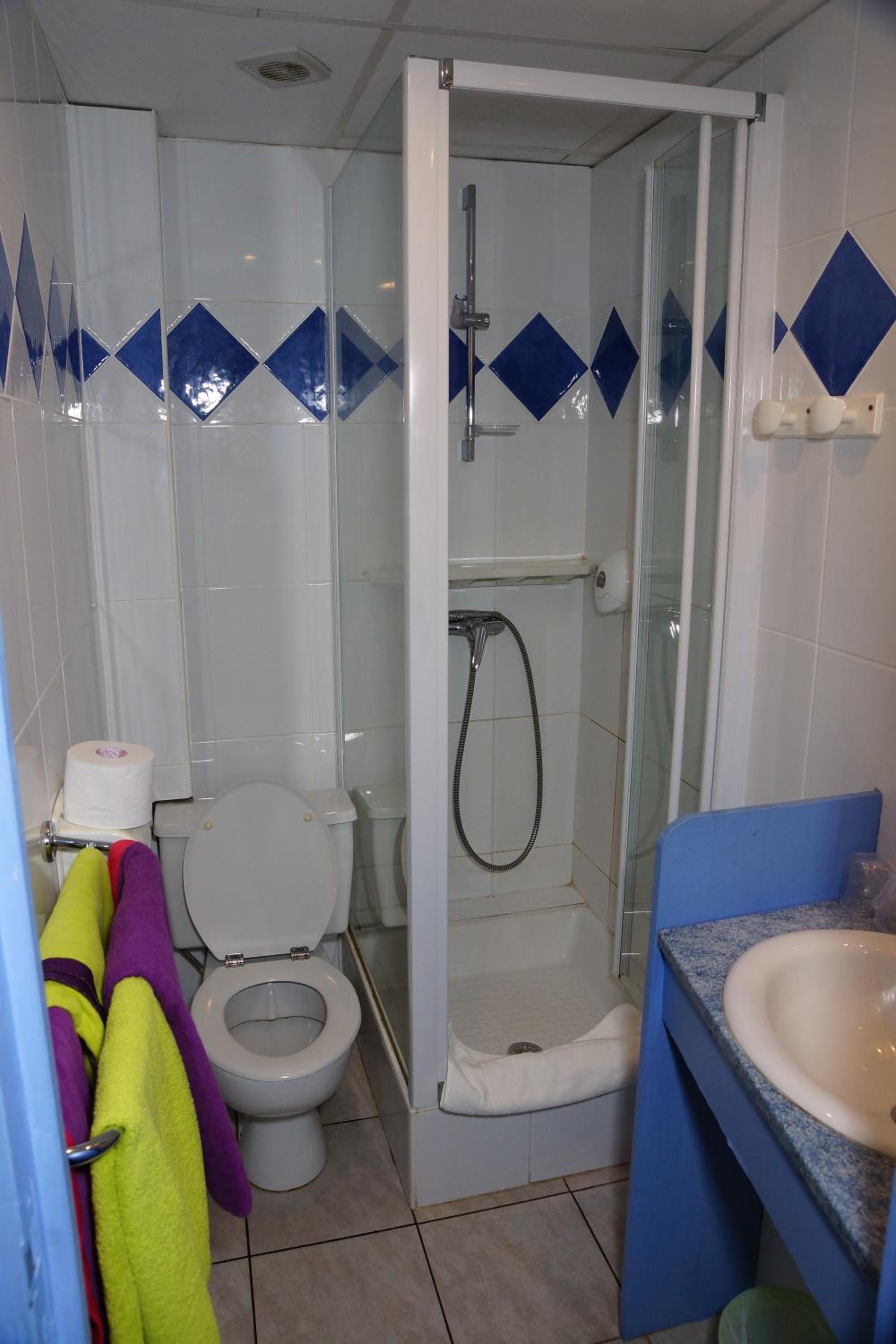 Family Room with Private Bathroom photo 2