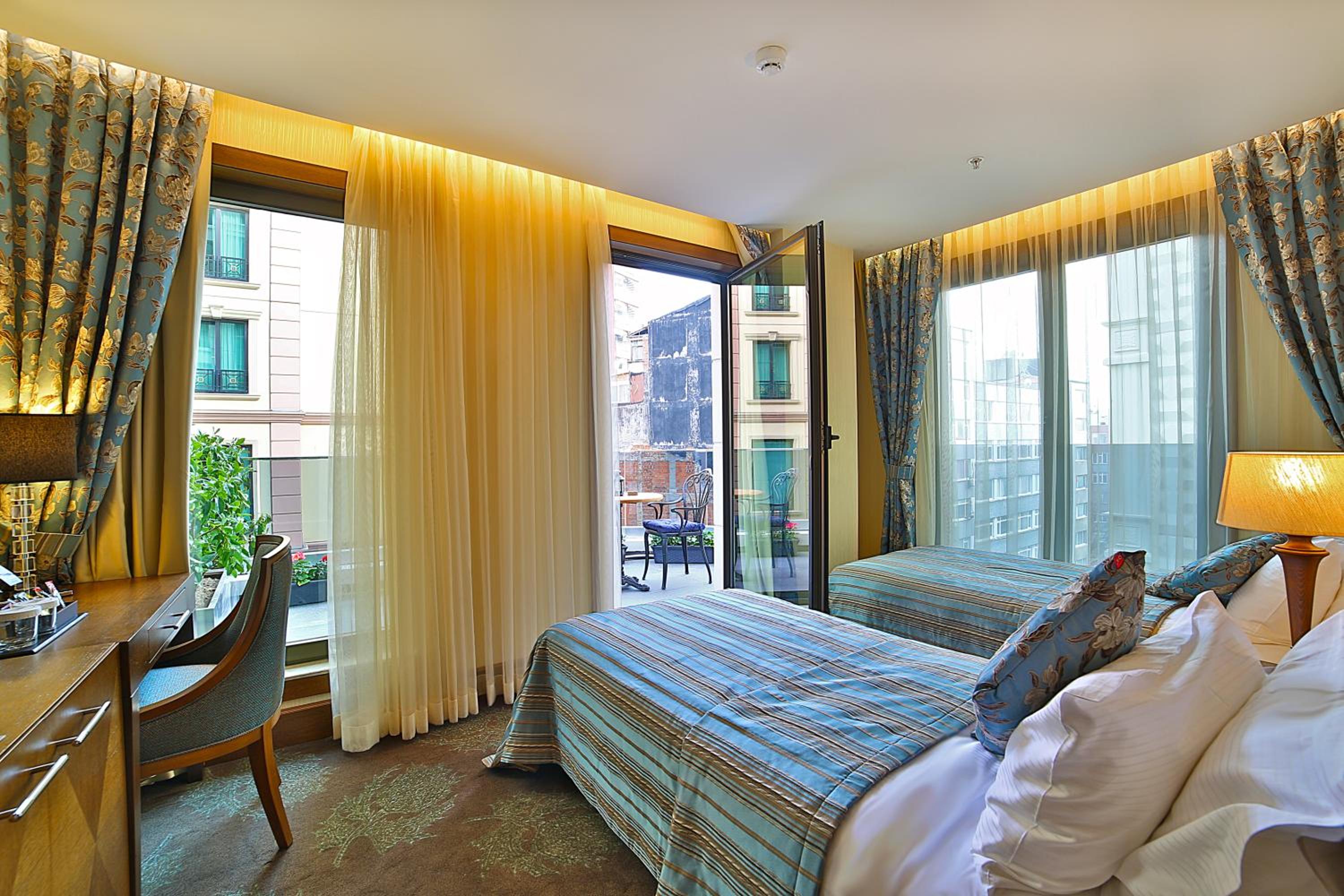 Family Room With Balcony photo 3