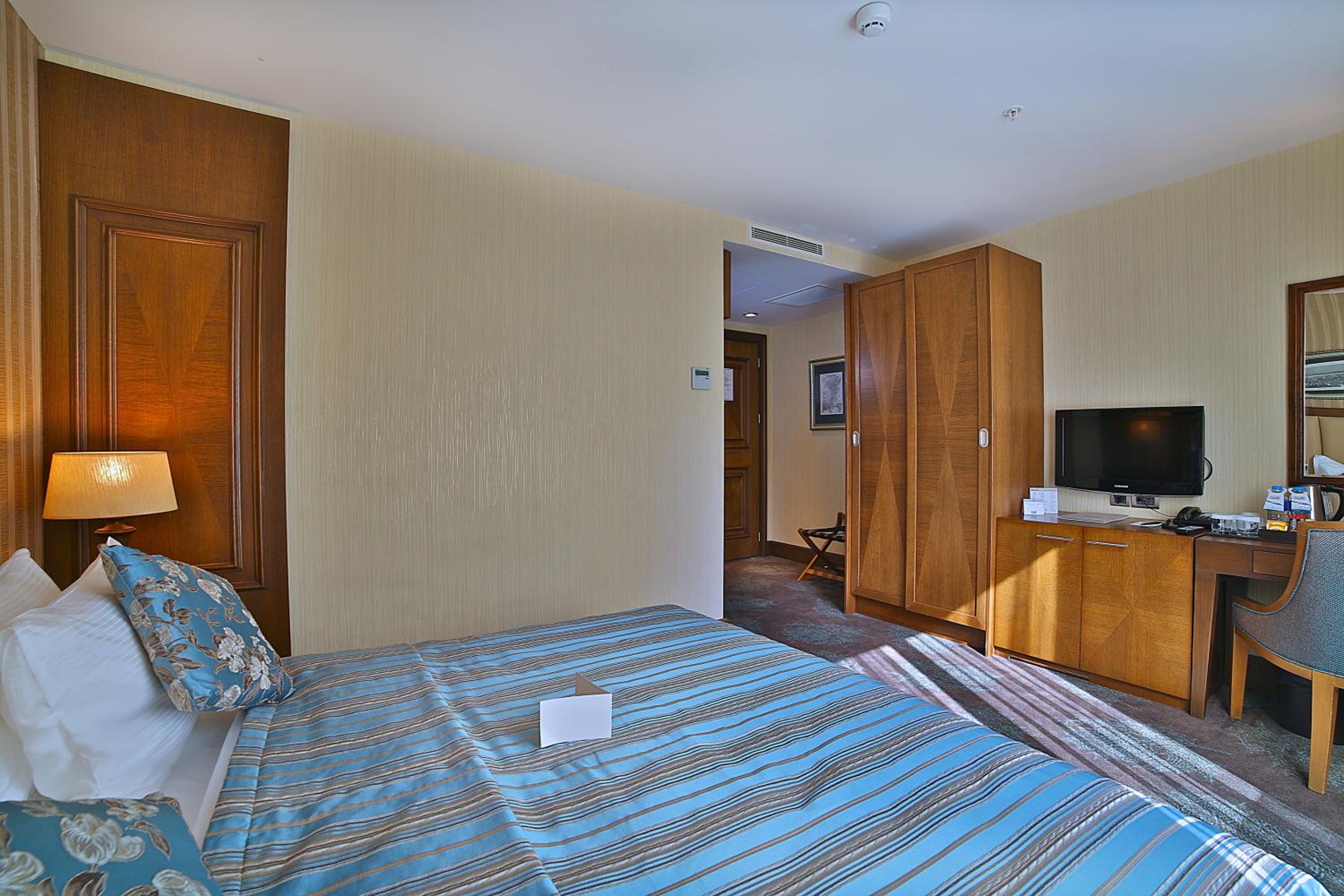 Family Room With Balcony photo 2