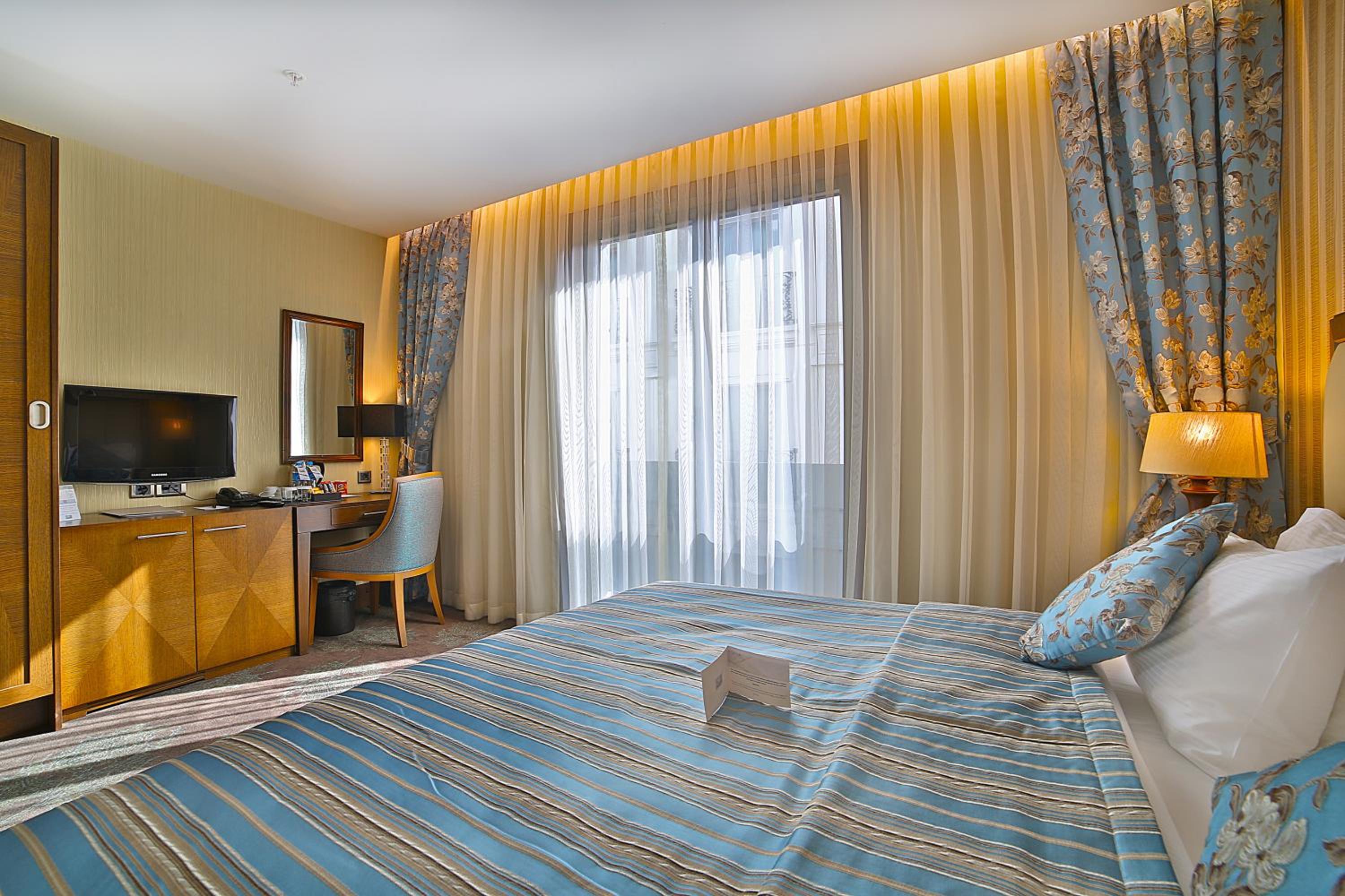 Deluxe Double Room With Balcony photo 3