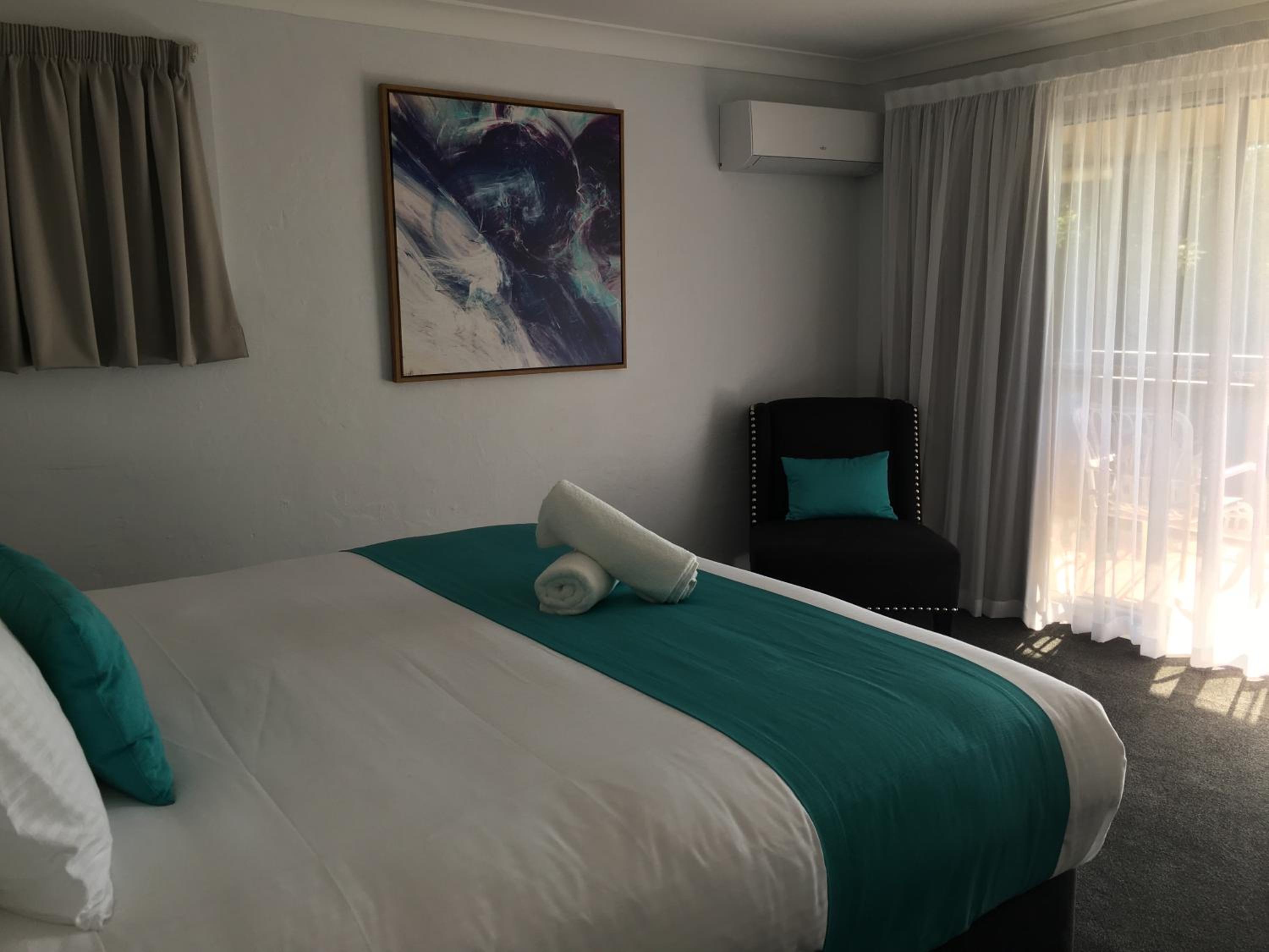 One-Bedroom Suite with Water View - Photo 10