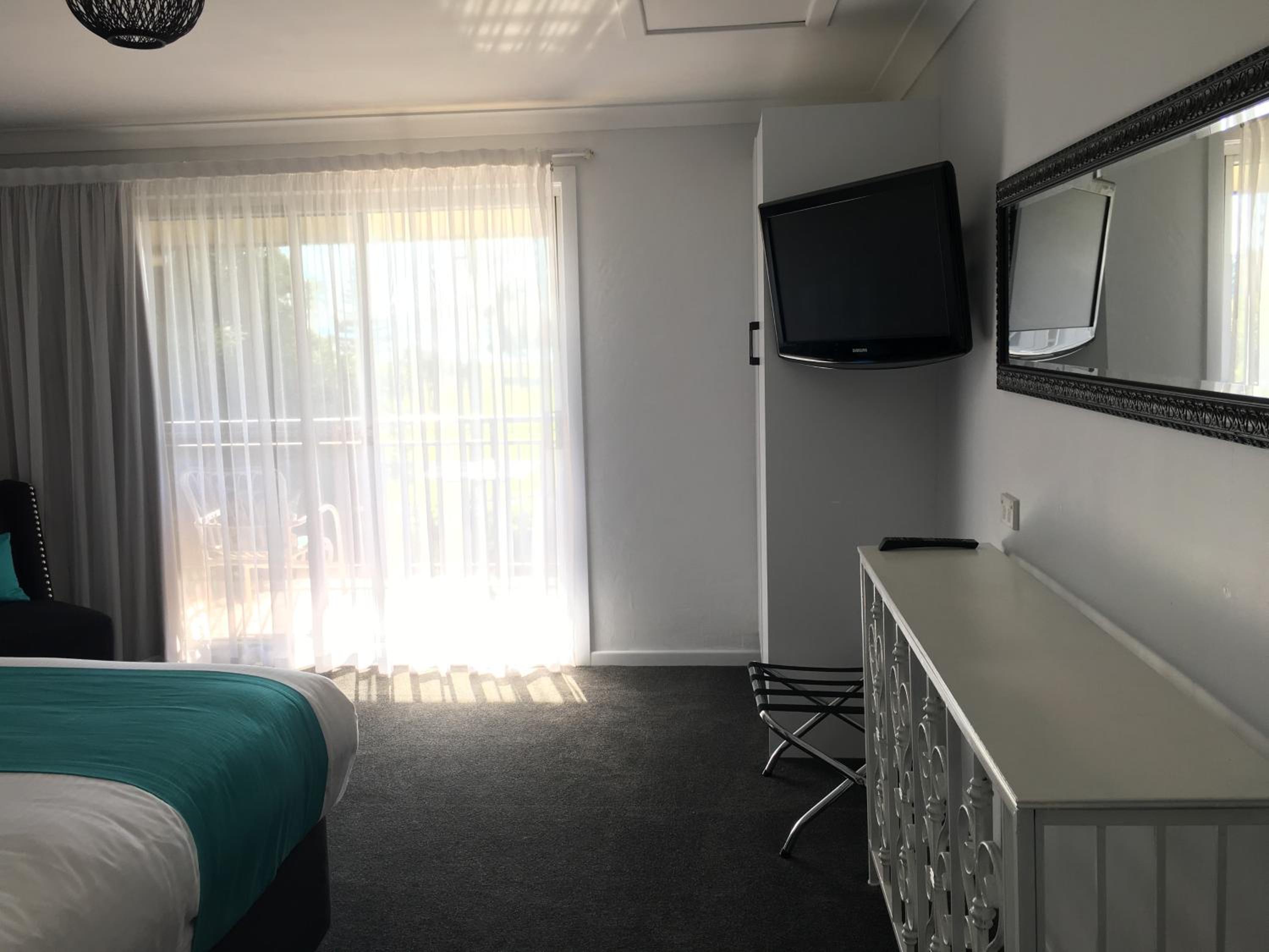 One-Bedroom Suite with Water View - Photo 9