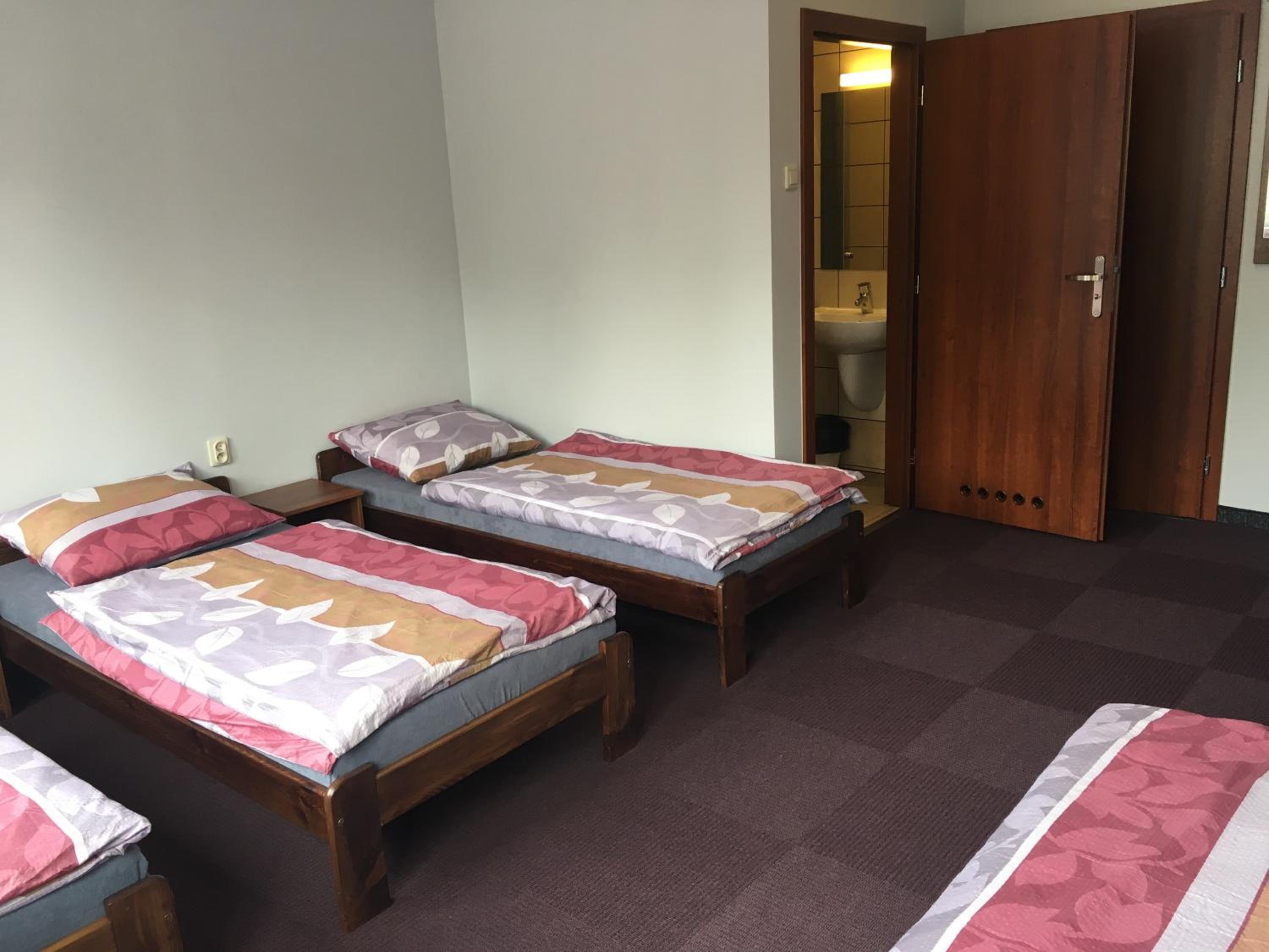 Quadruple Room with Bathroom - Photo 12