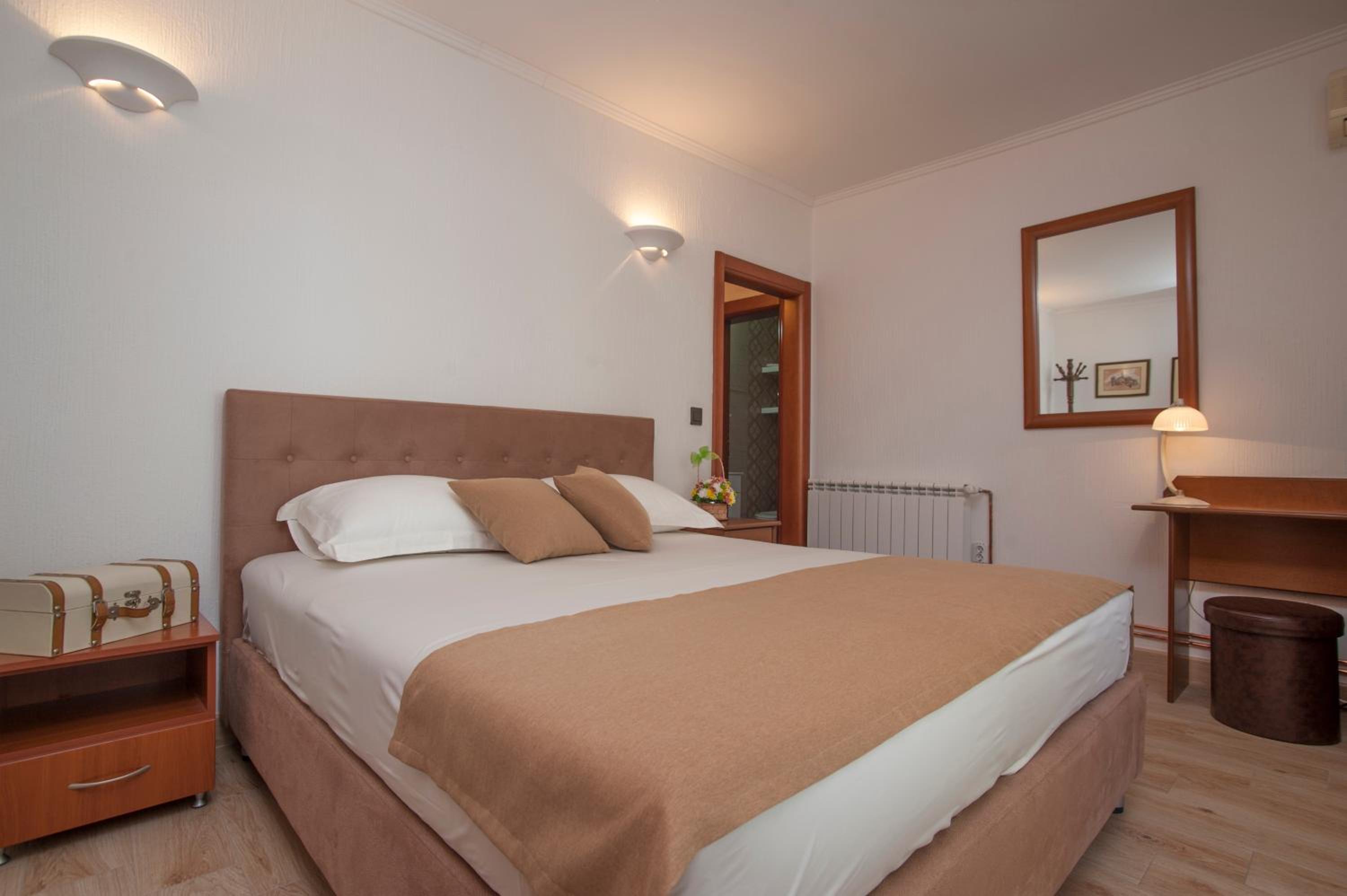 Double Room with Balcony and Garden View