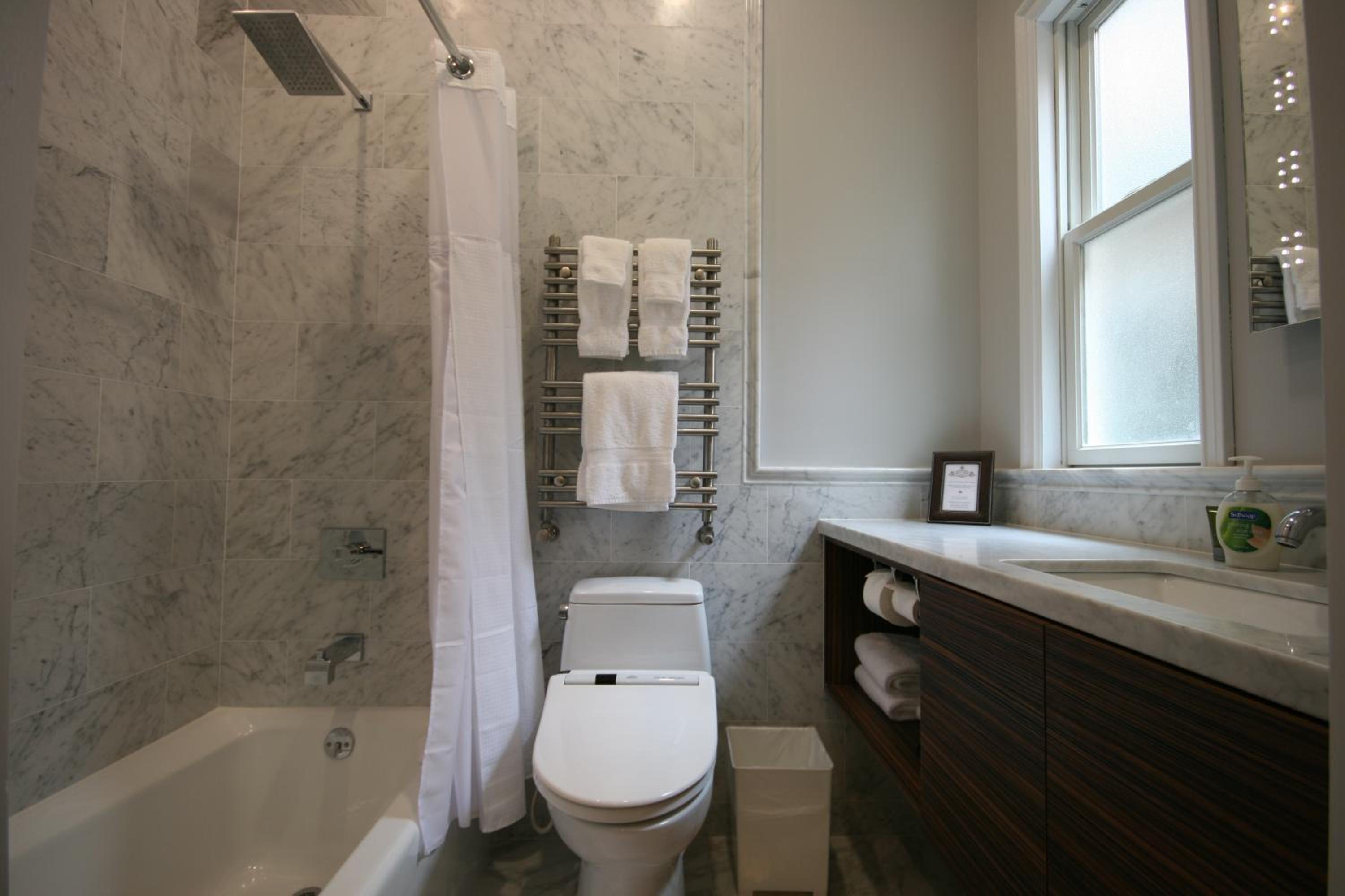 Deluxe King Room - Photo 19