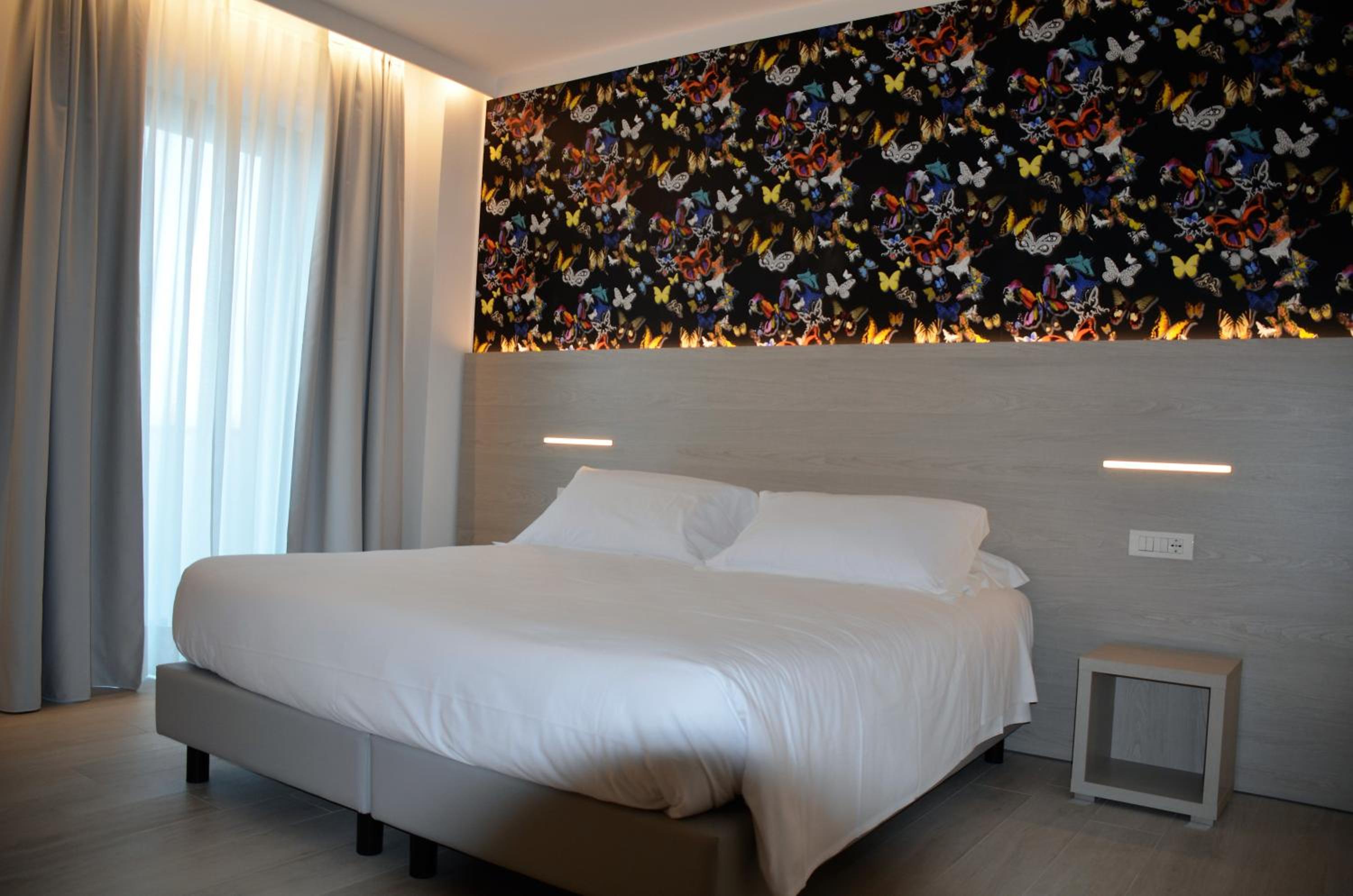Double Room with Lake View - Photo 4