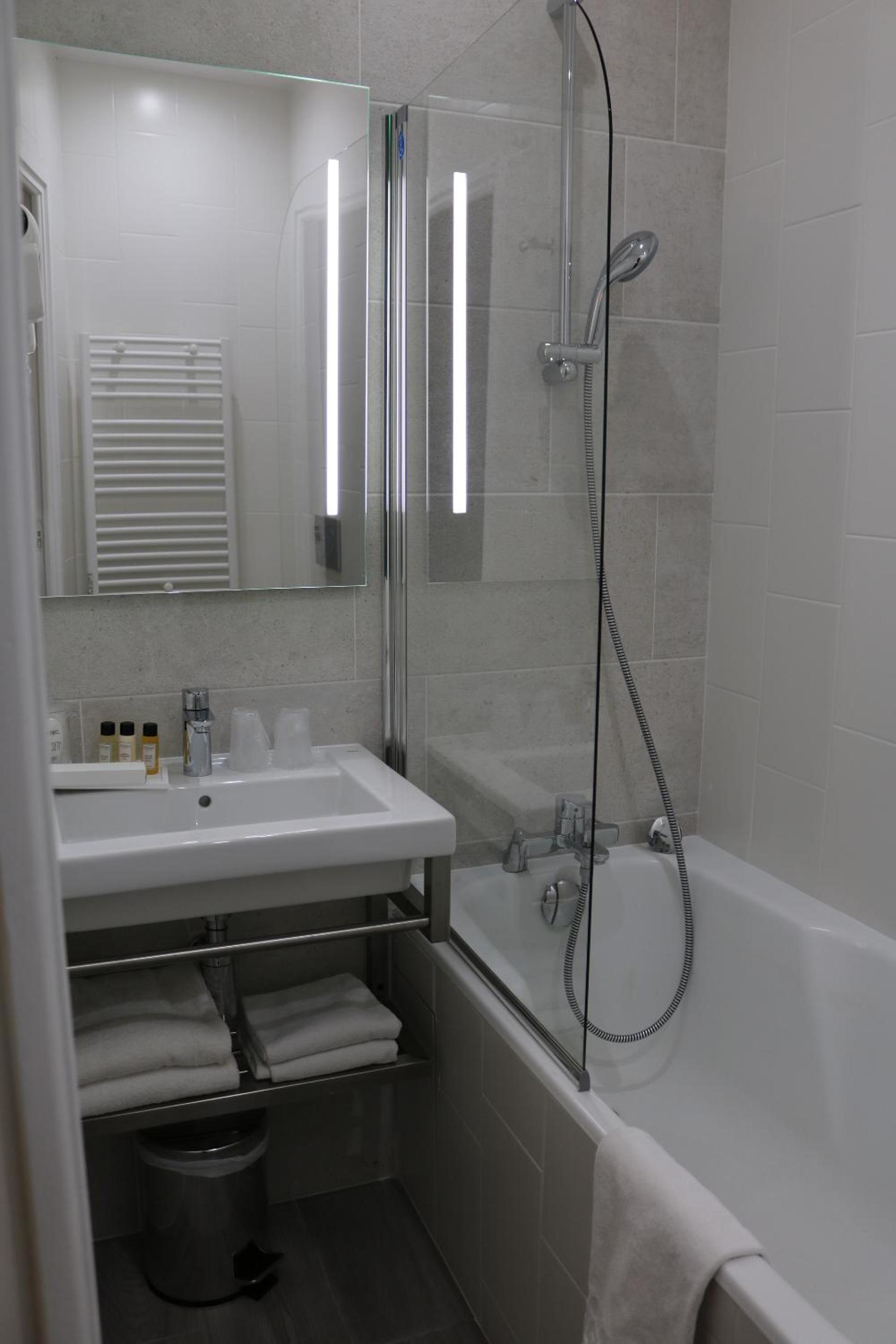 Double or Twin Room with views of Mont-Saint-Michel Bay - Main Building photo 2