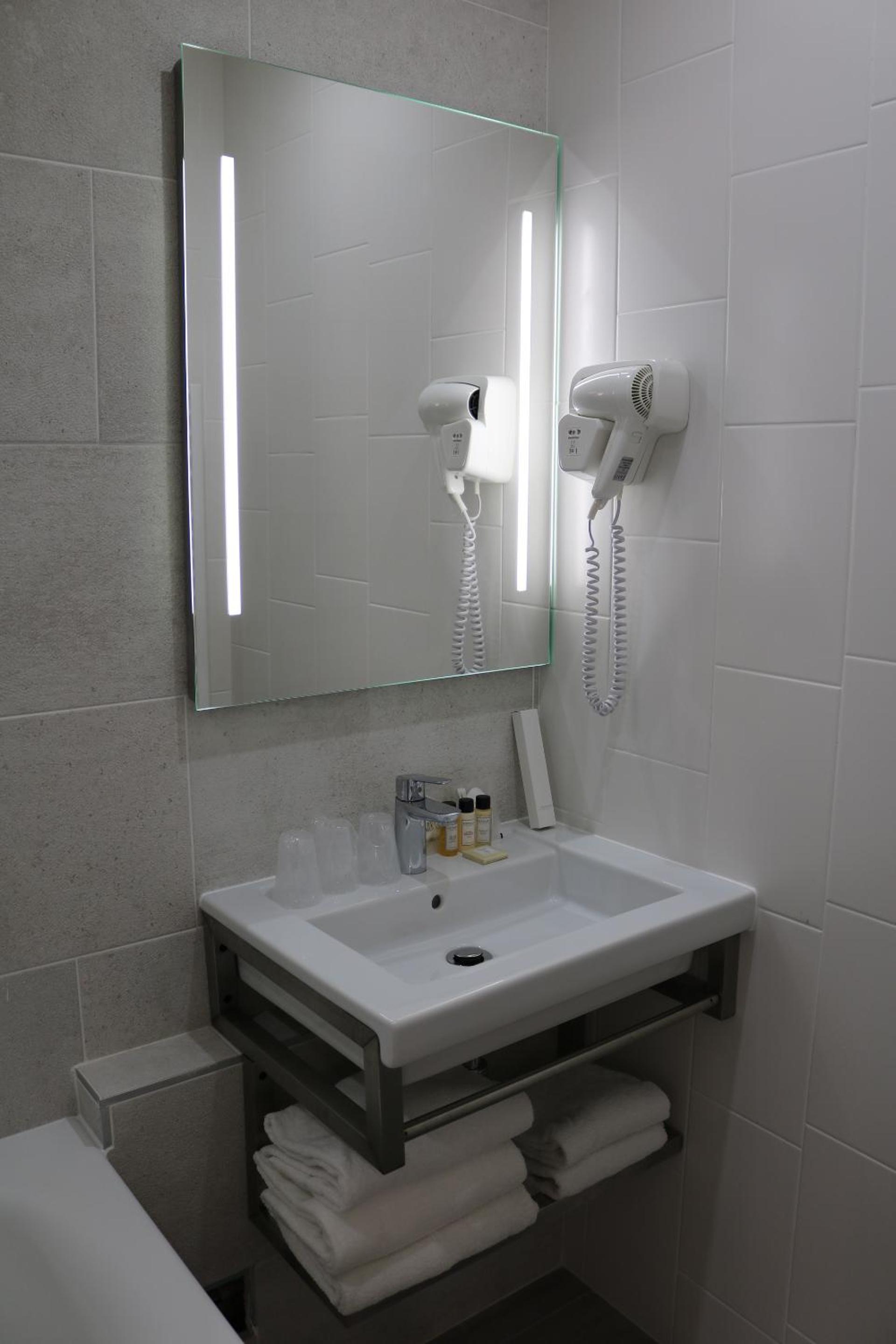 Double or Twin Room with views of Mont-Saint-Michel Bay - Main Building photo 3