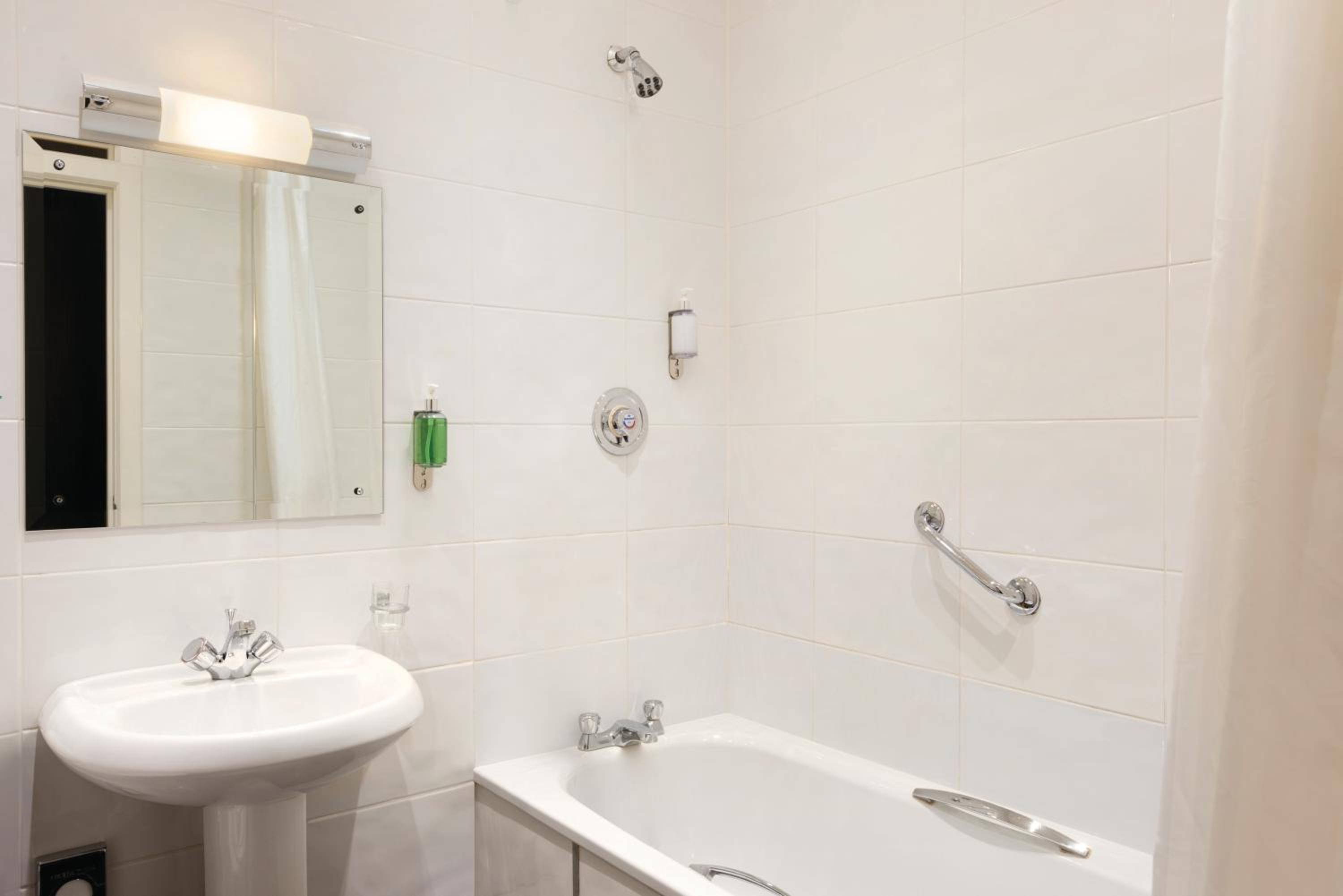 Standard Double or Twin Room - Photo 4