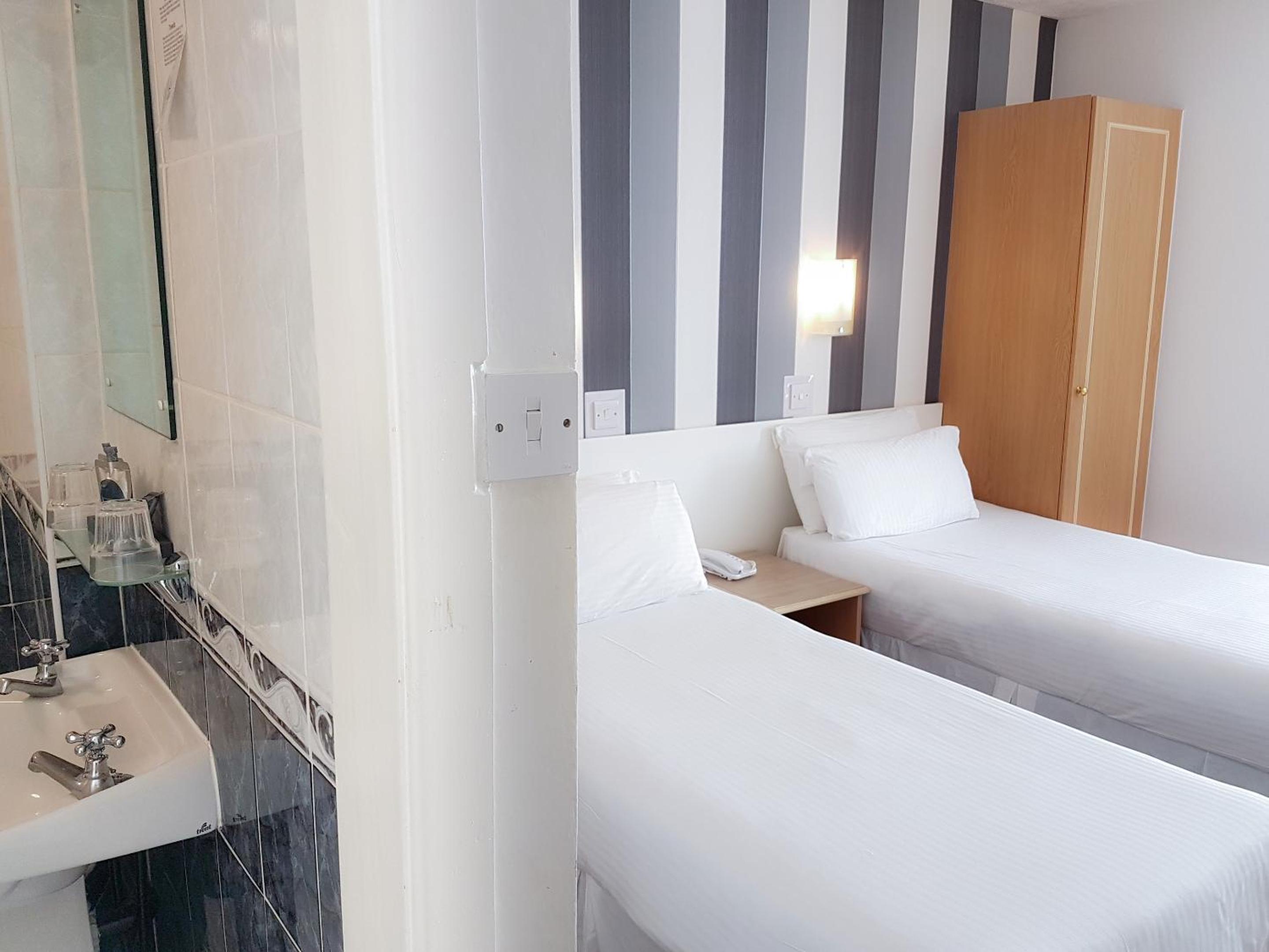 Standard Twin Room - Photo 4