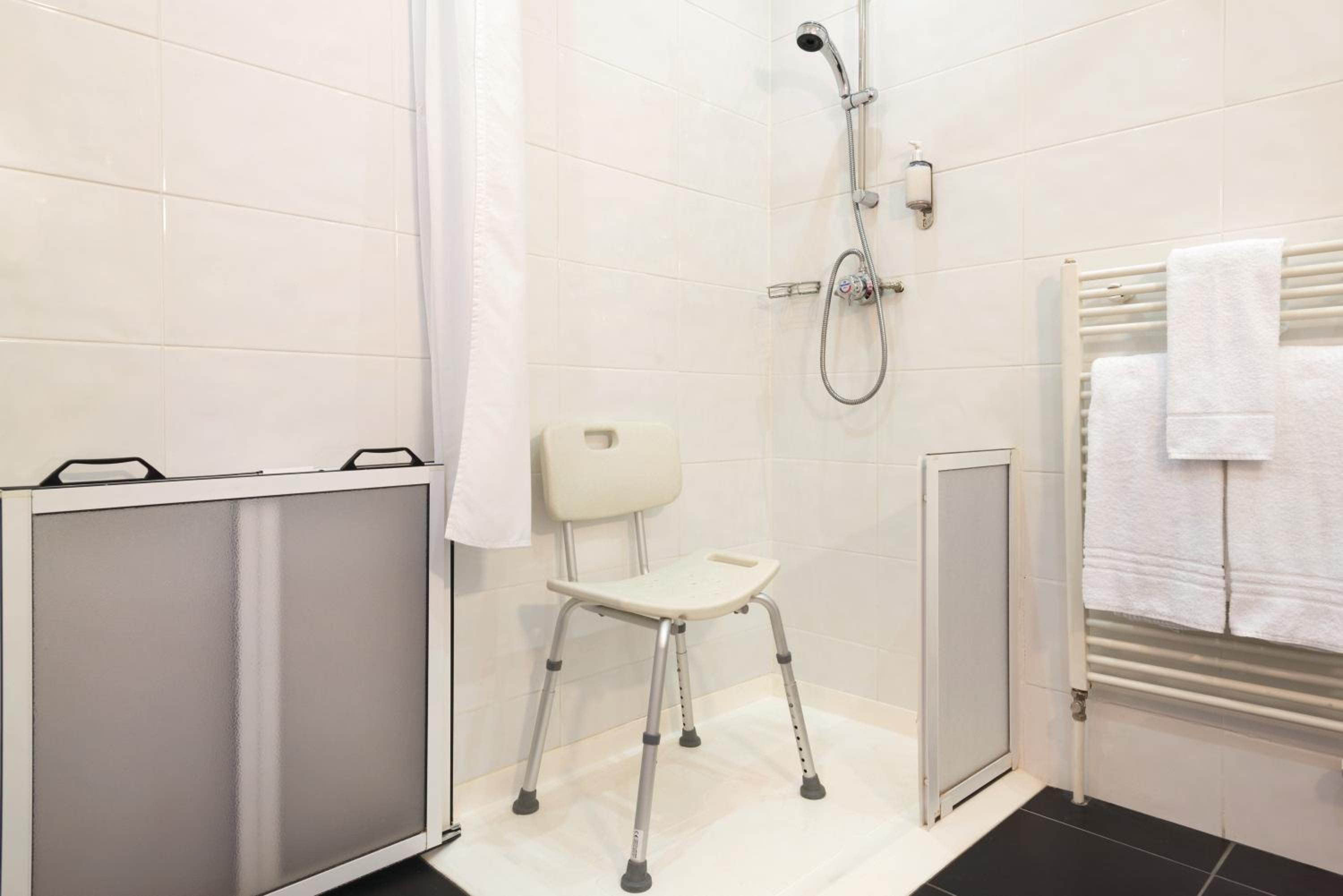 Standard Double or Twin Room - Photo 6