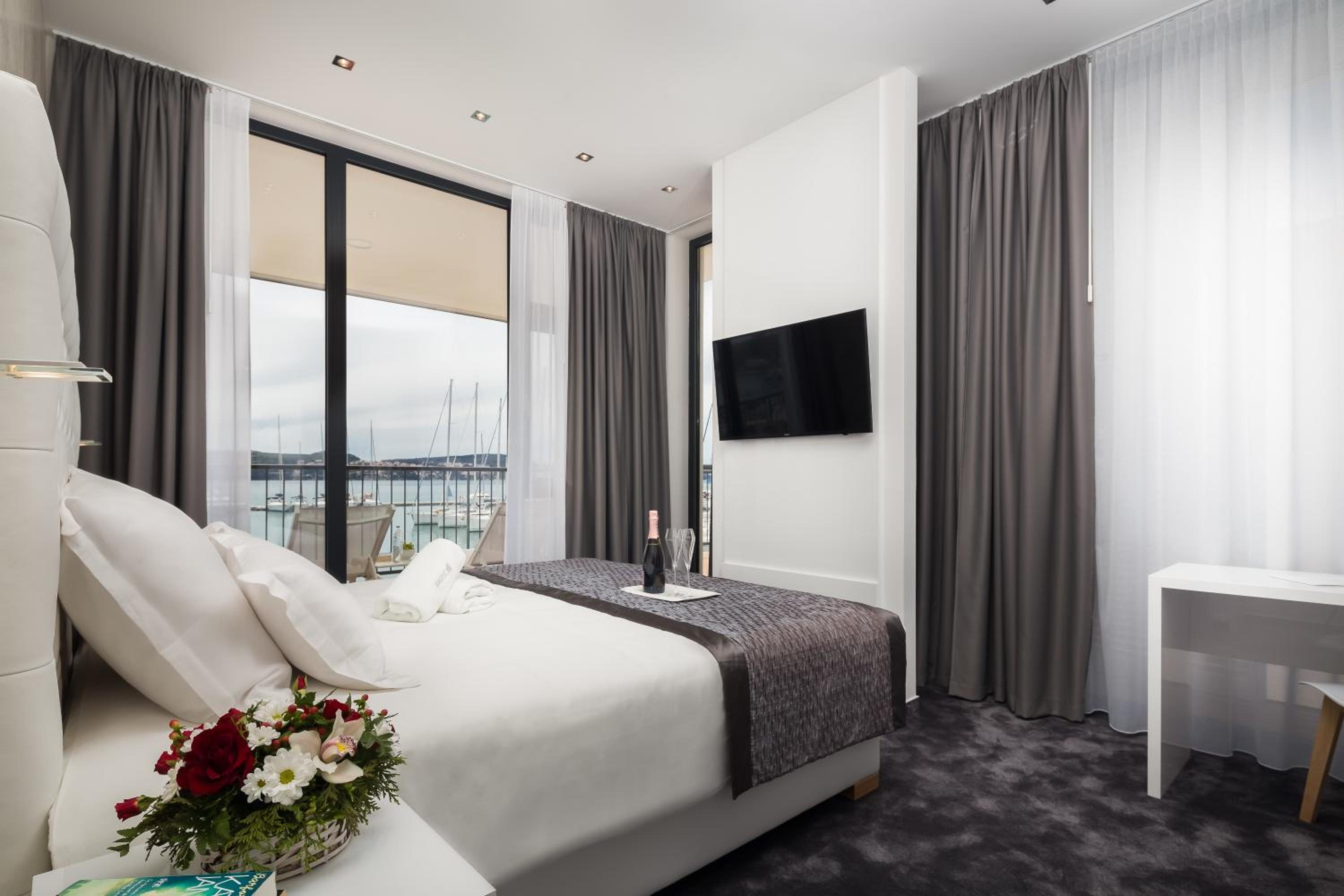 Appartamento Superior con 2 Camere da Letto, Balcone e Vista Mare