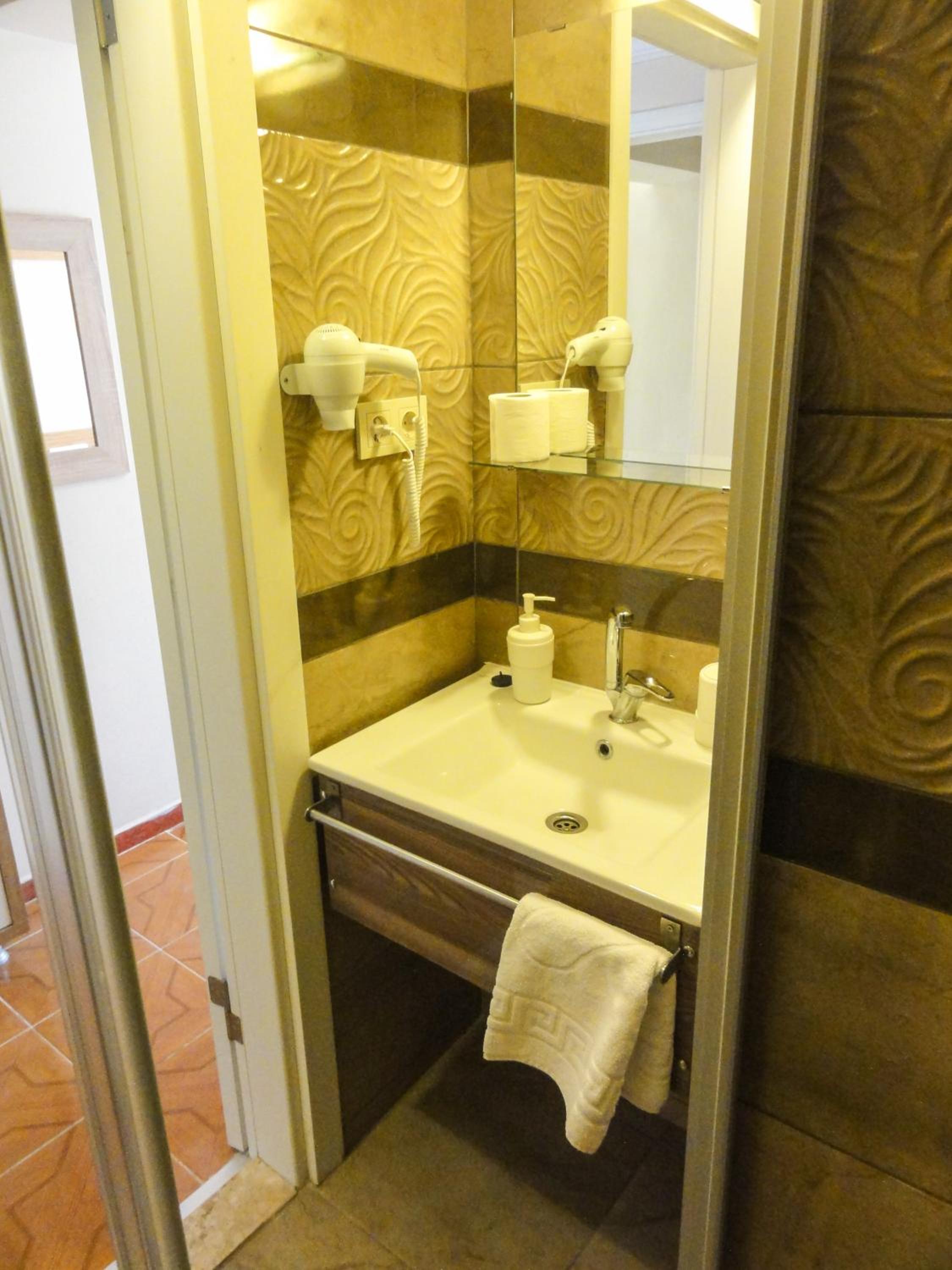 Double or Twin Room - Photo 4