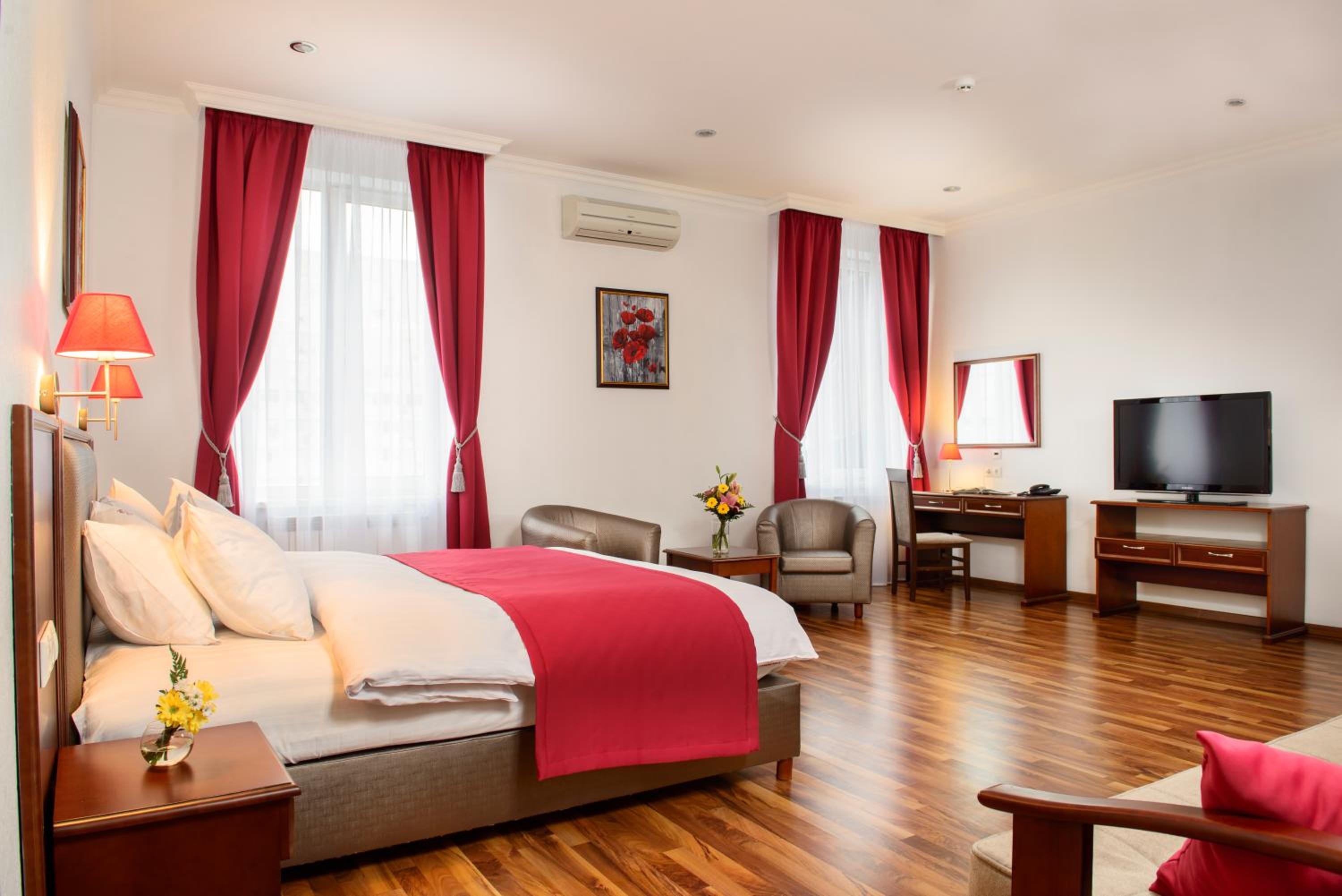 Suite - Photo 1