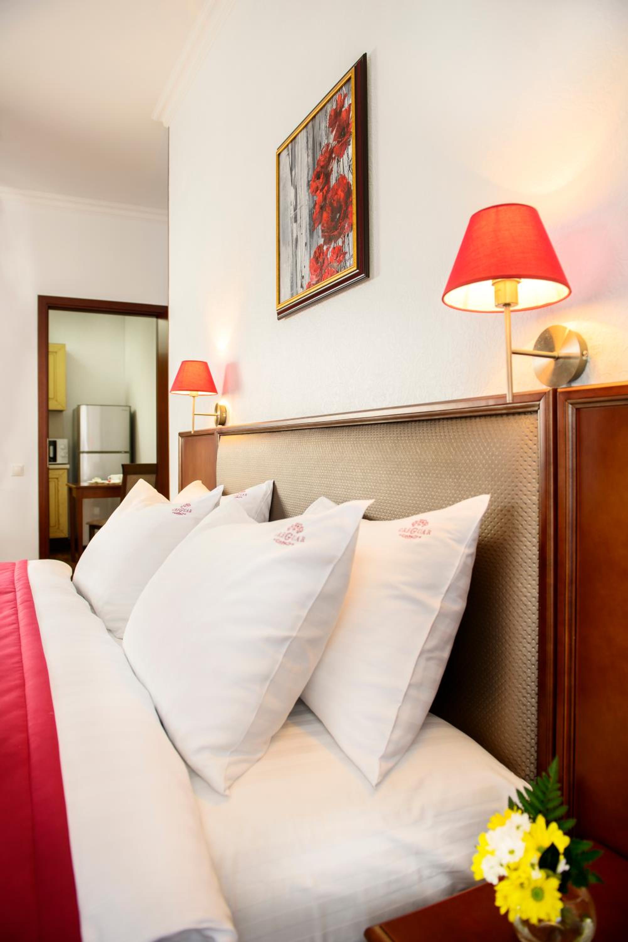 Suite - Photo 13