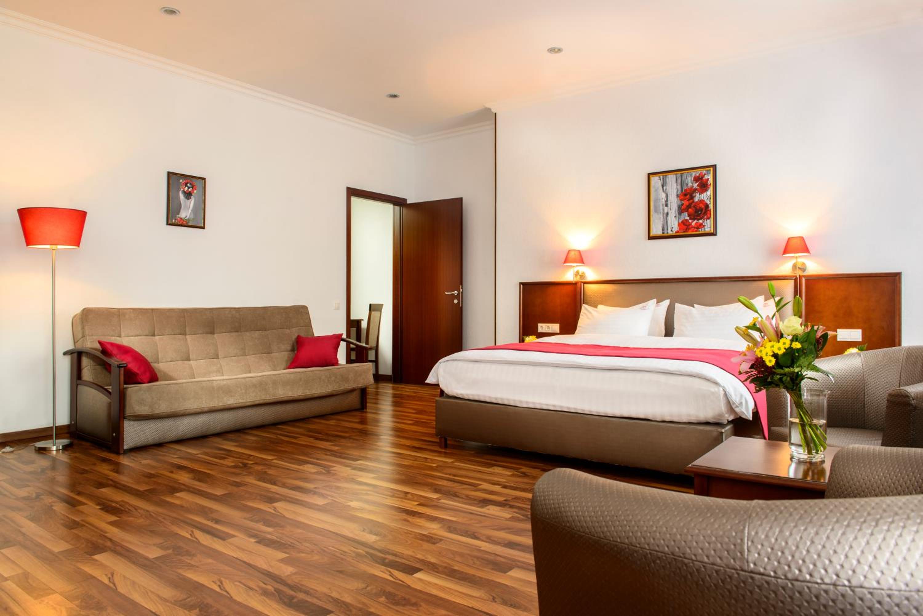 Suite - Photo 11