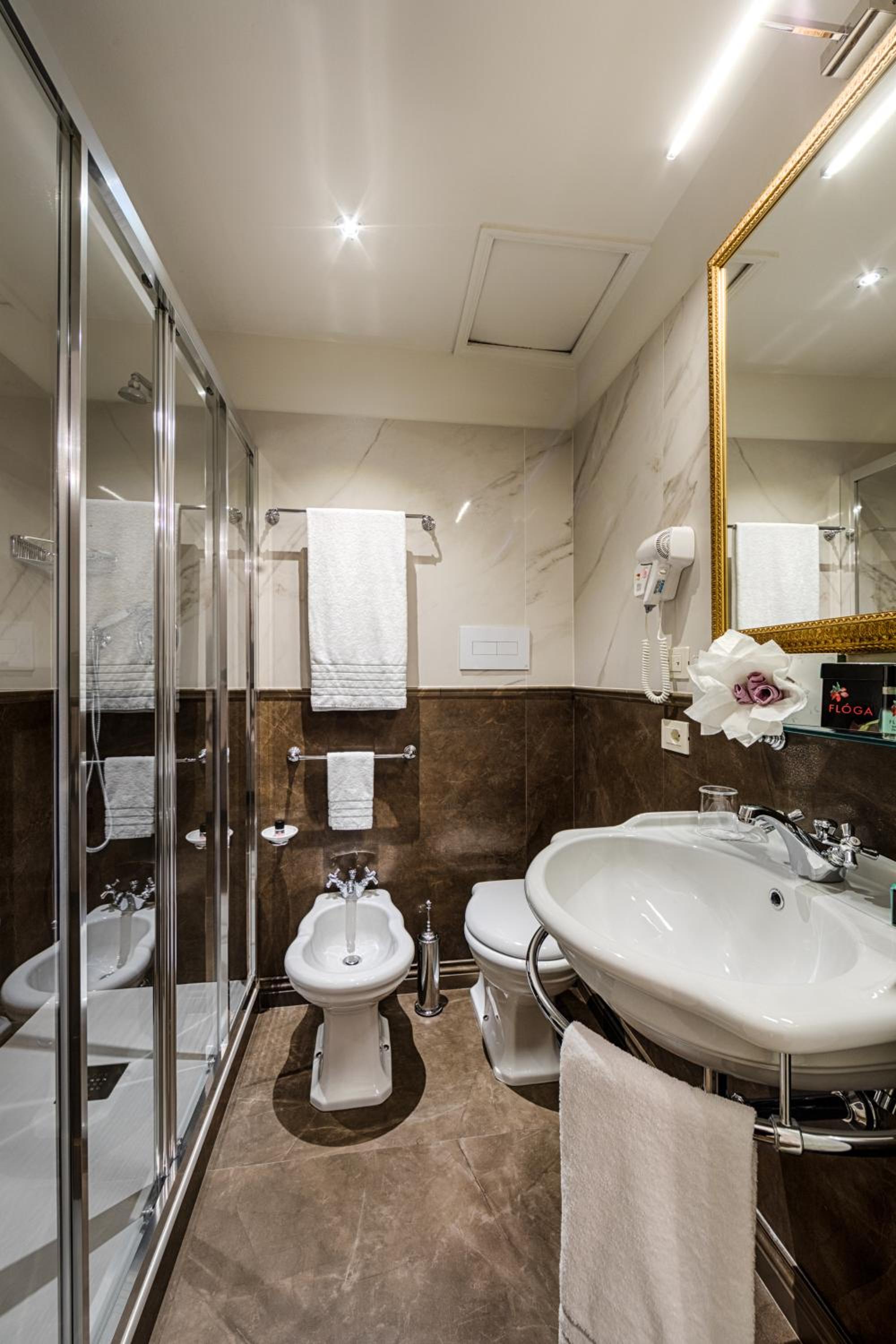 Deluxe Double or Twin Room thumbnail 6