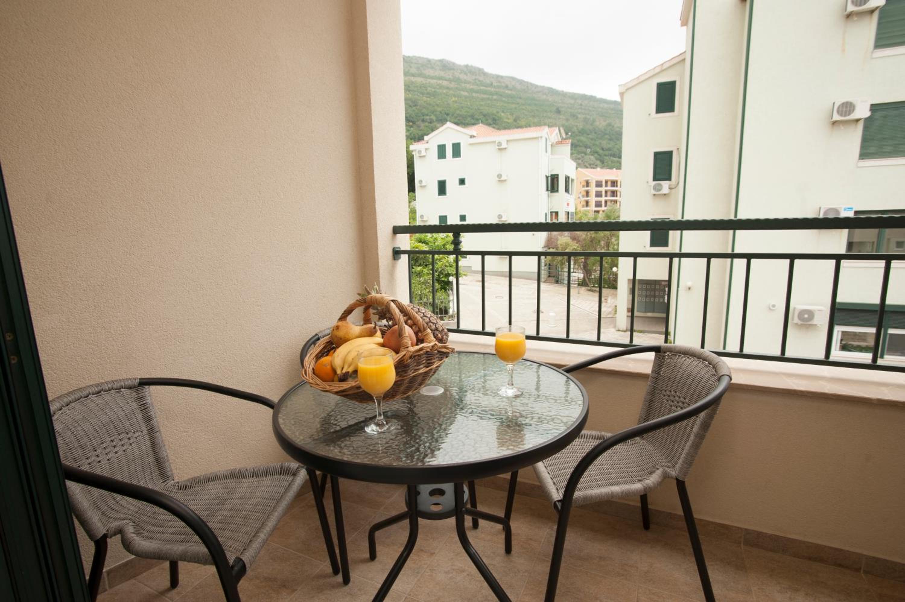 One-Bedroom Apartment with Balcony and Side Sea View photo 3