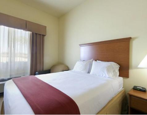 Standard King Room with Roll-in Shower - Mobility Accessible - Photo 6