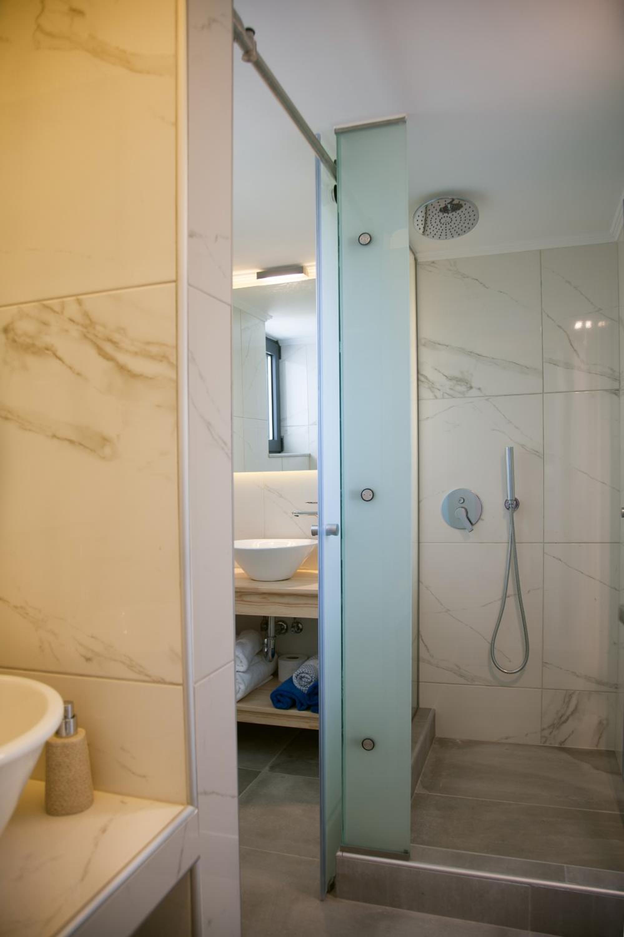 One-Bedroom Suite with Sea View photo 3