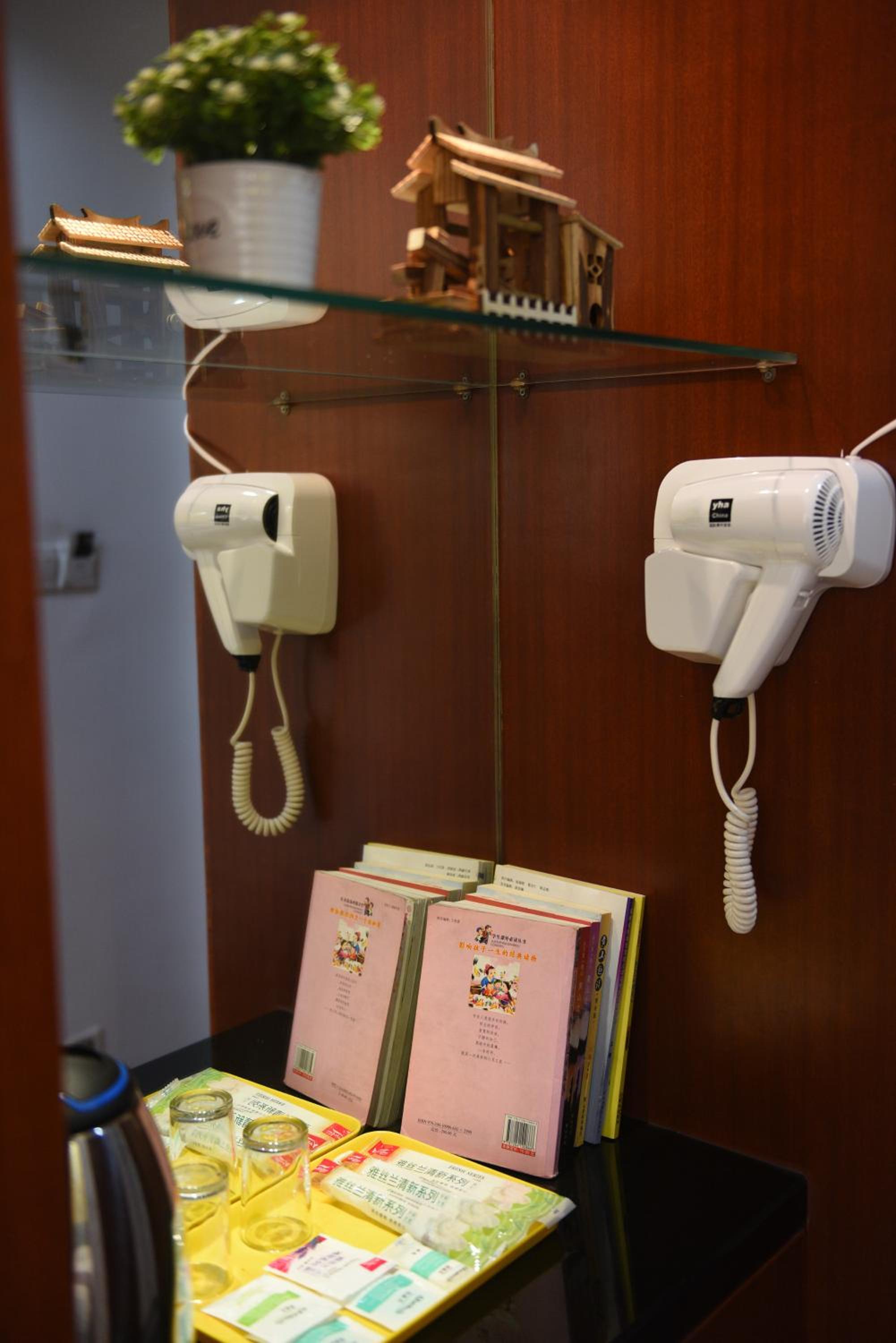 Twin Room with Shared Toilet photo 2
