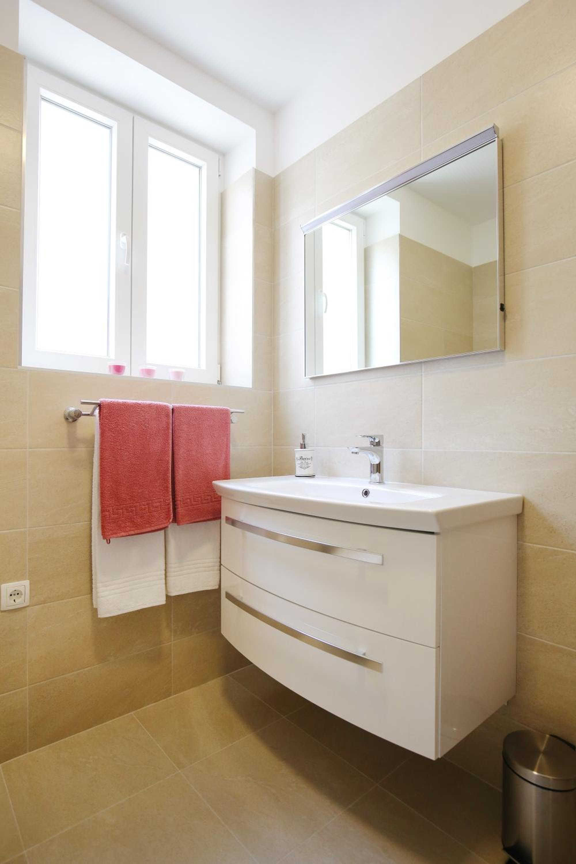 Studio Apartment with Balcony - Photo 11