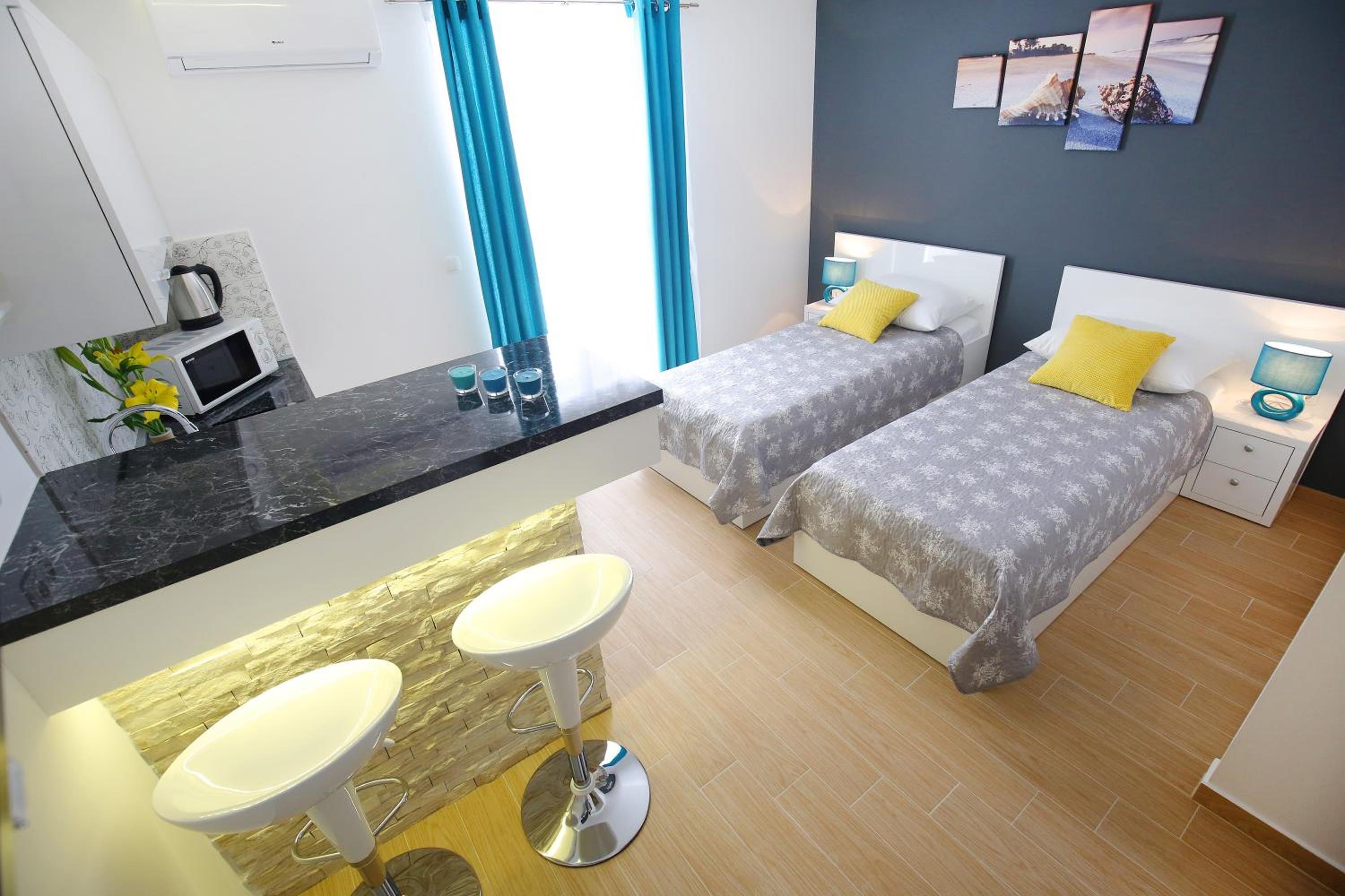 Studio Apartment - Photo 1
