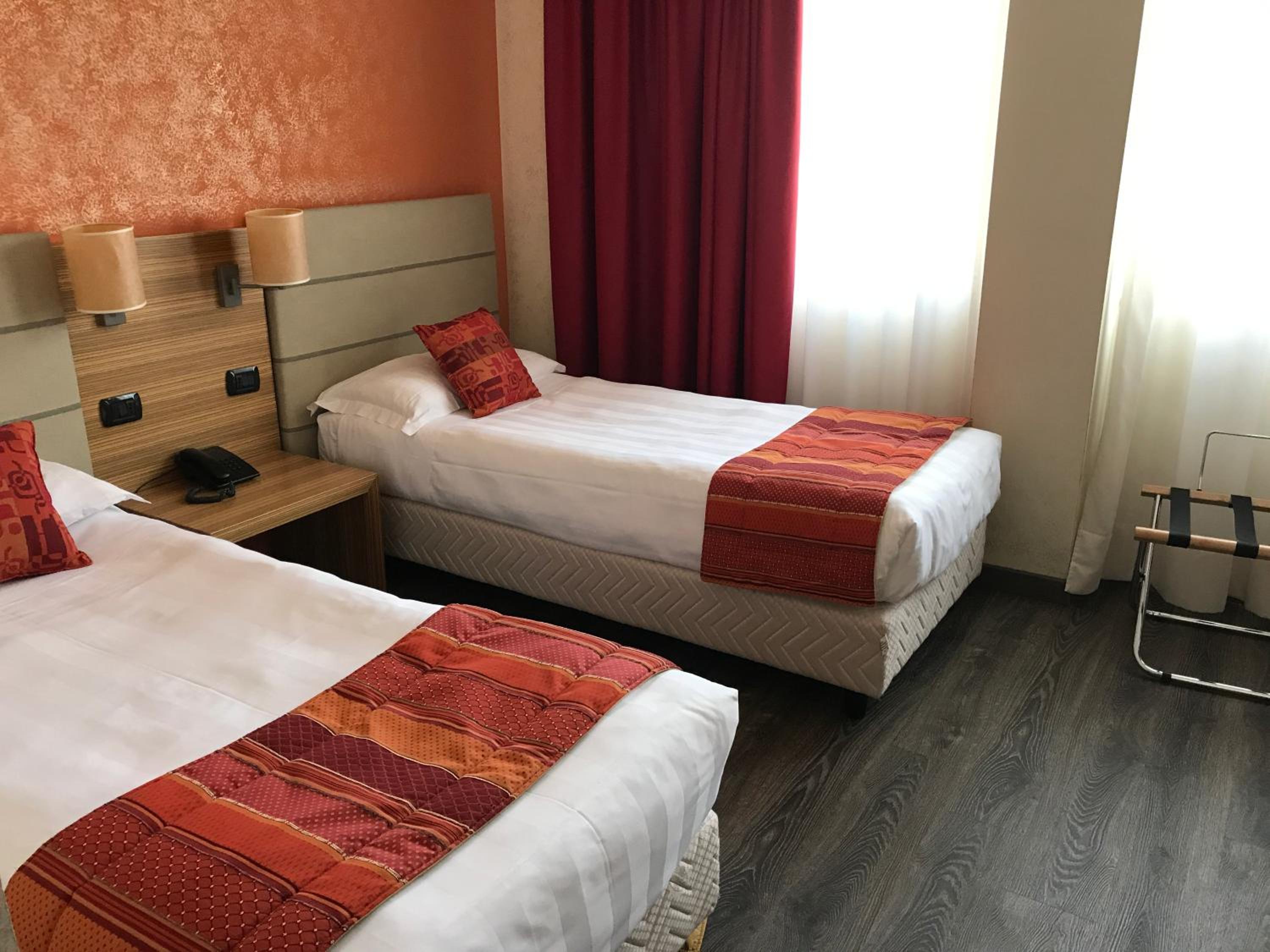 Standard Twin Room - Photo 1