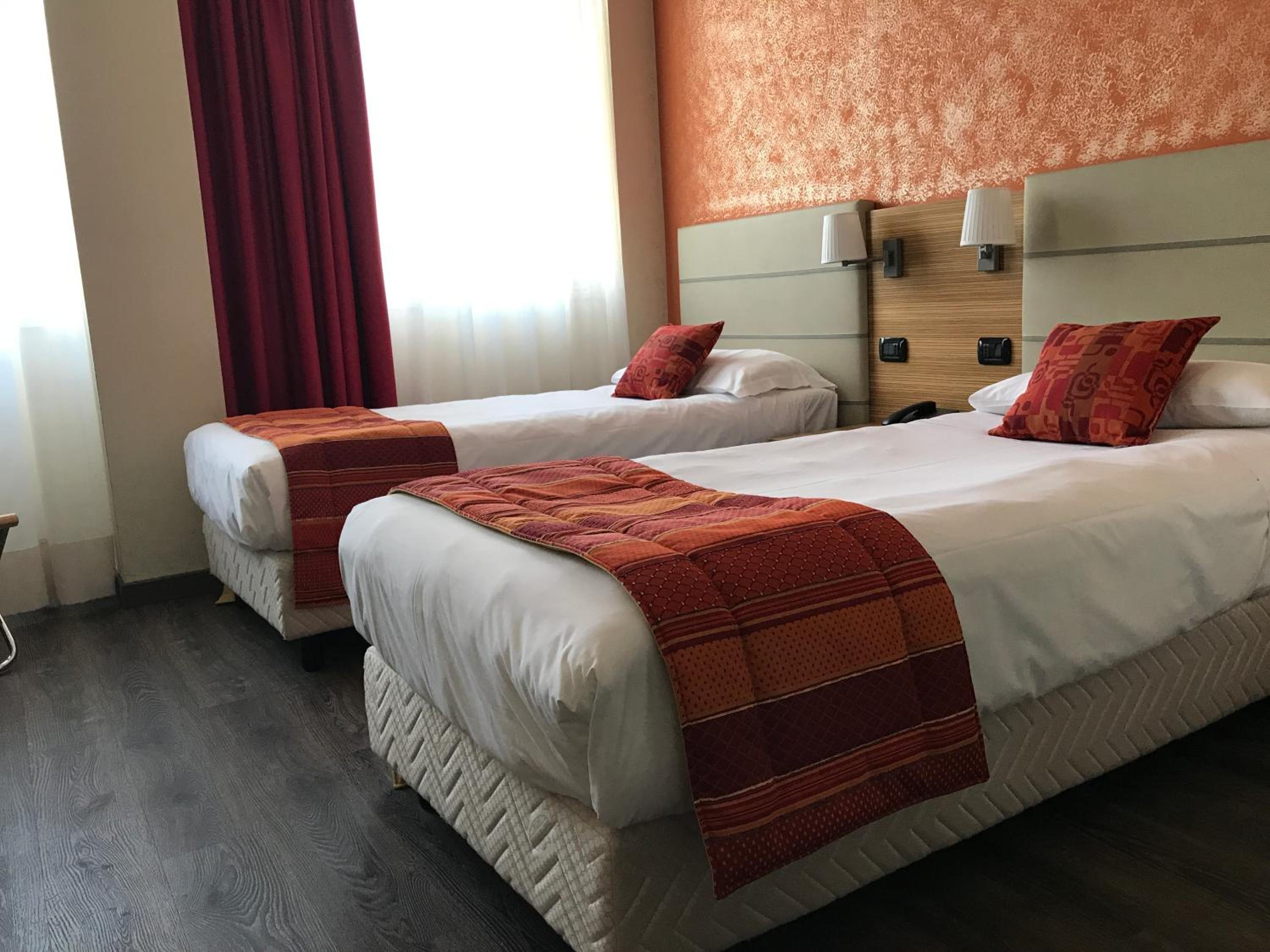 Standard Twin Room - Photo 2