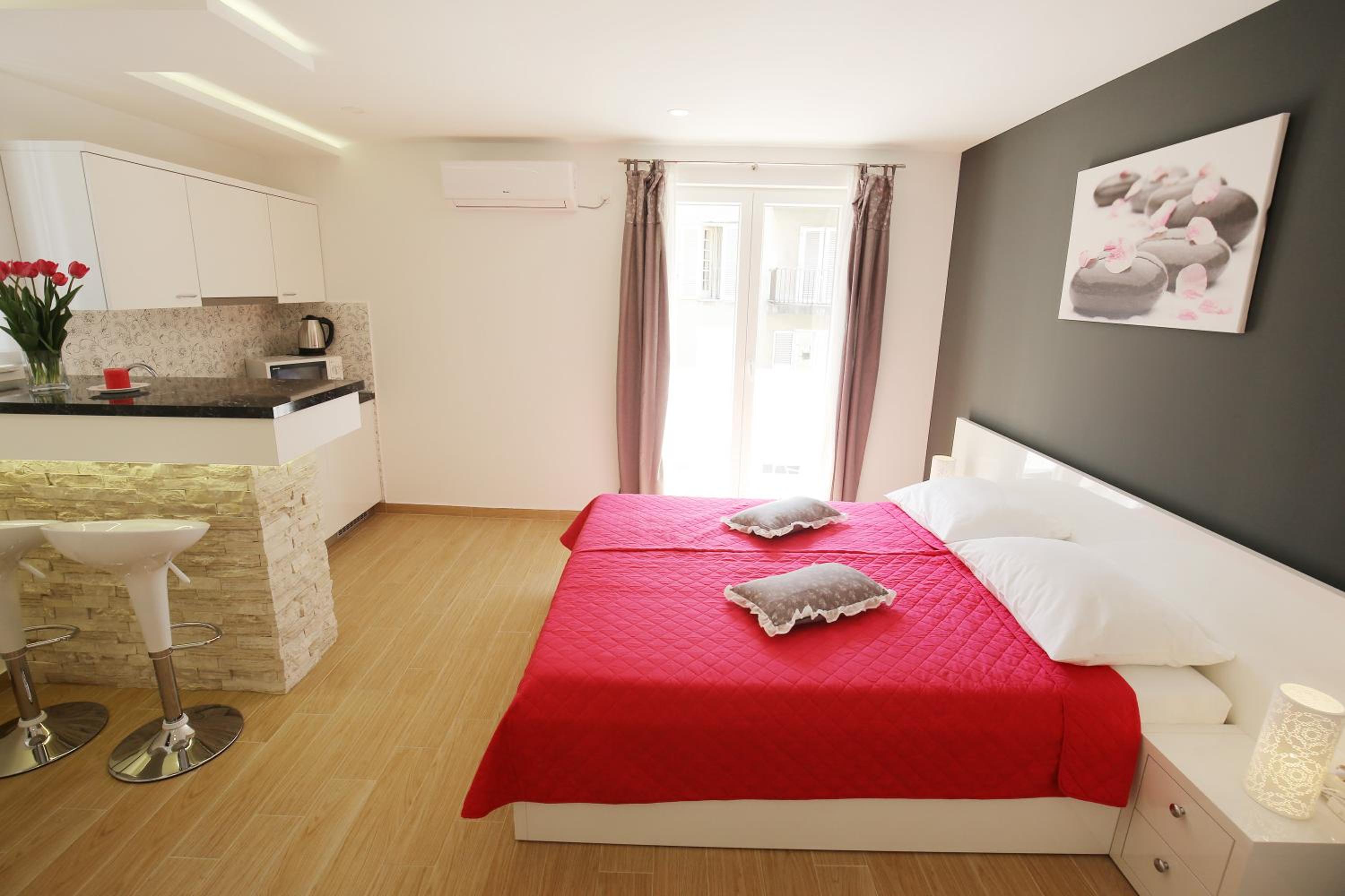 Studio Apartment with Balcony - Photo 1