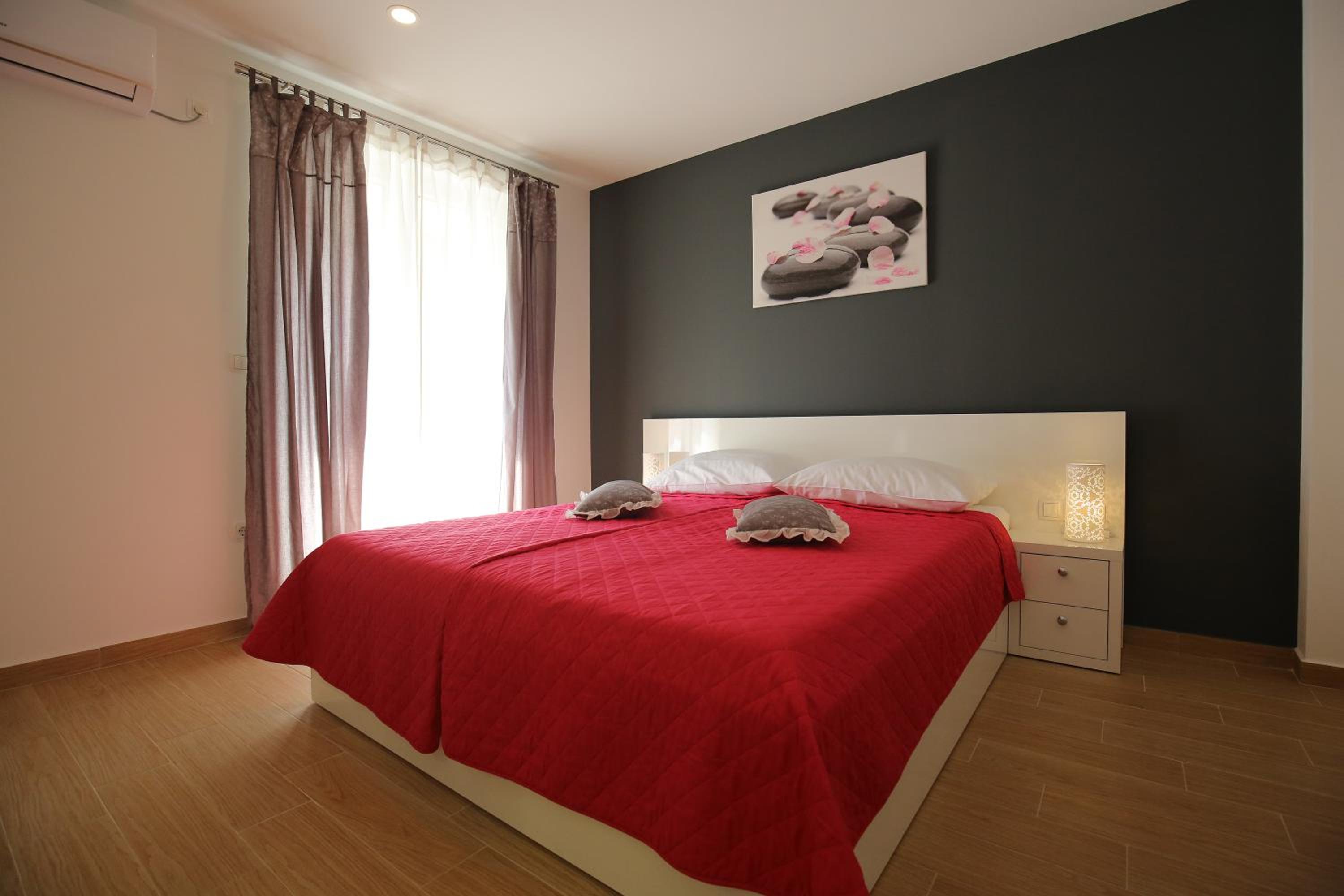 Studio Apartment with Balcony - Photo 10