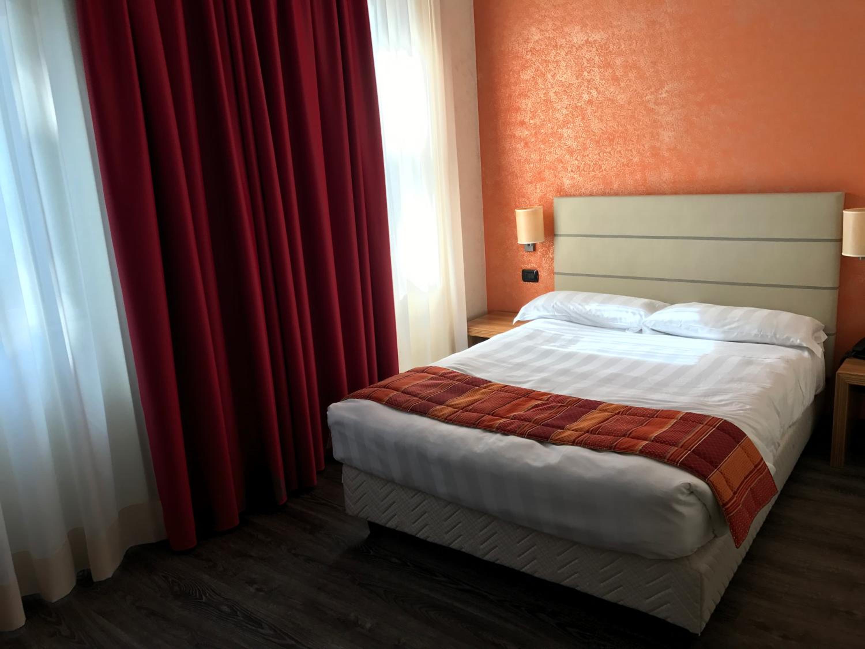 Standard Double Room - Photo 11