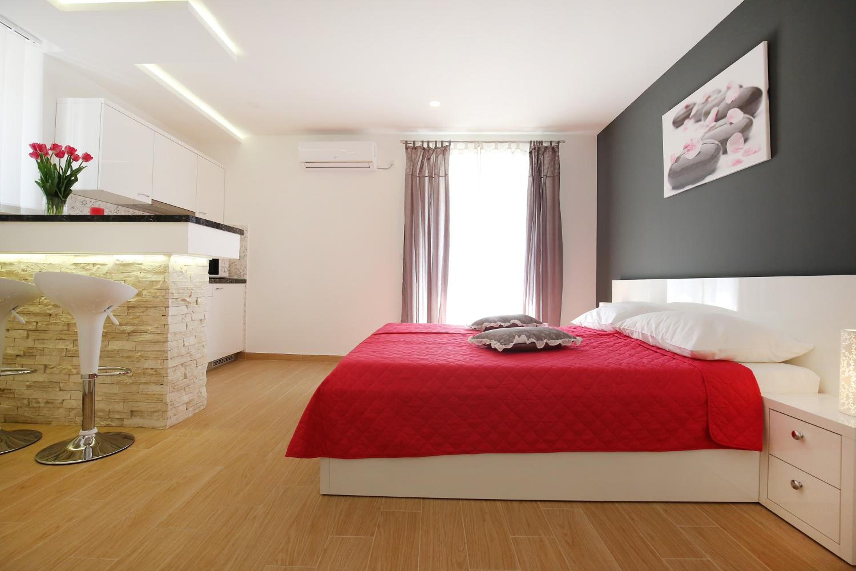 Studio Apartment with Balcony - Photo 7