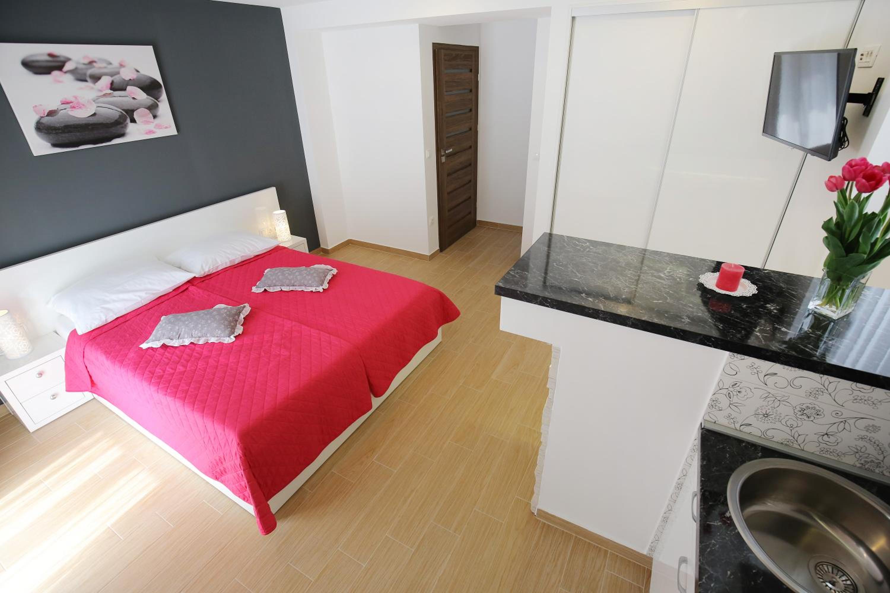 Studio Apartment with Balcony - Photo 6