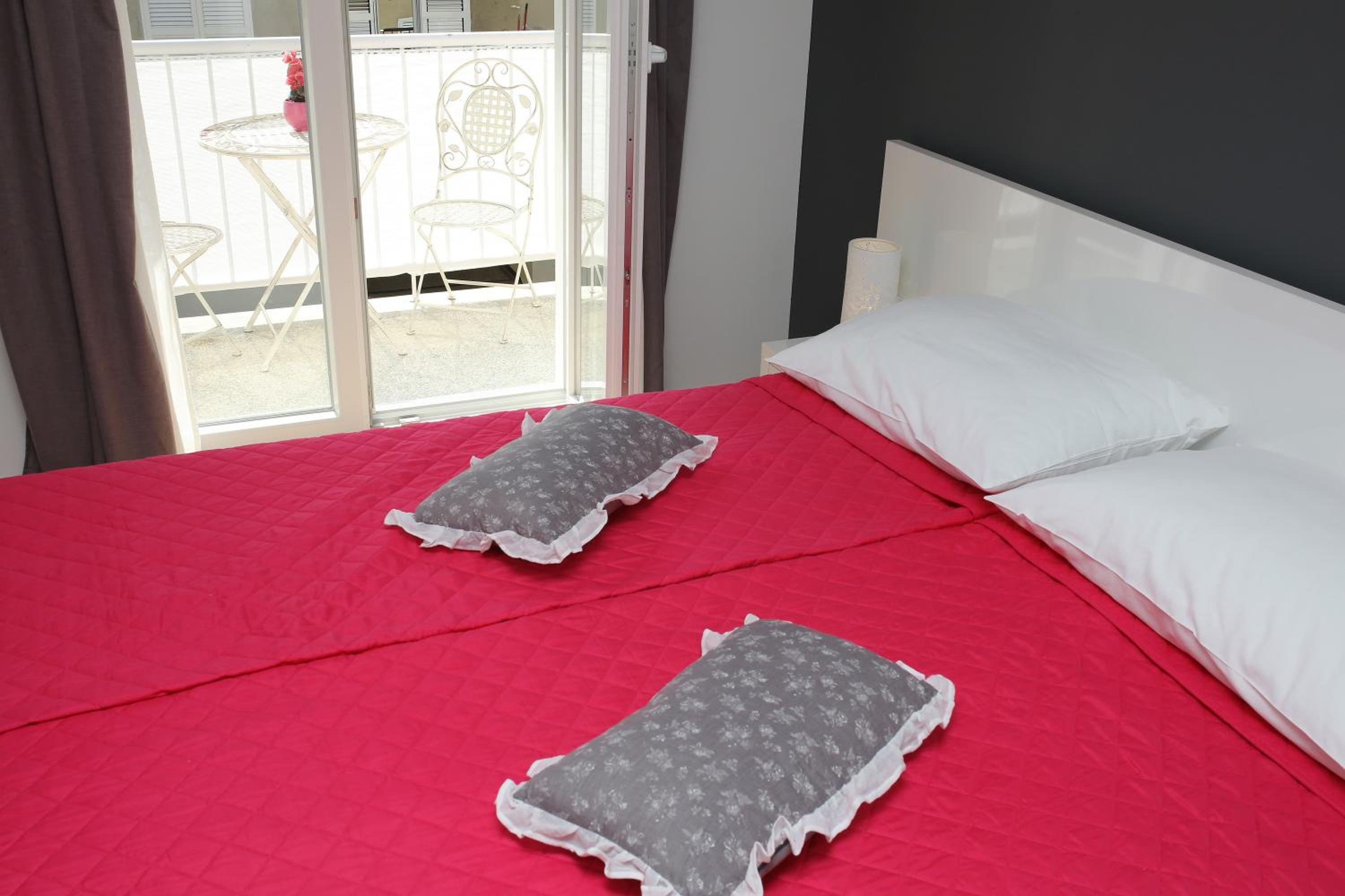 Studio Apartment with Balcony - Photo 5