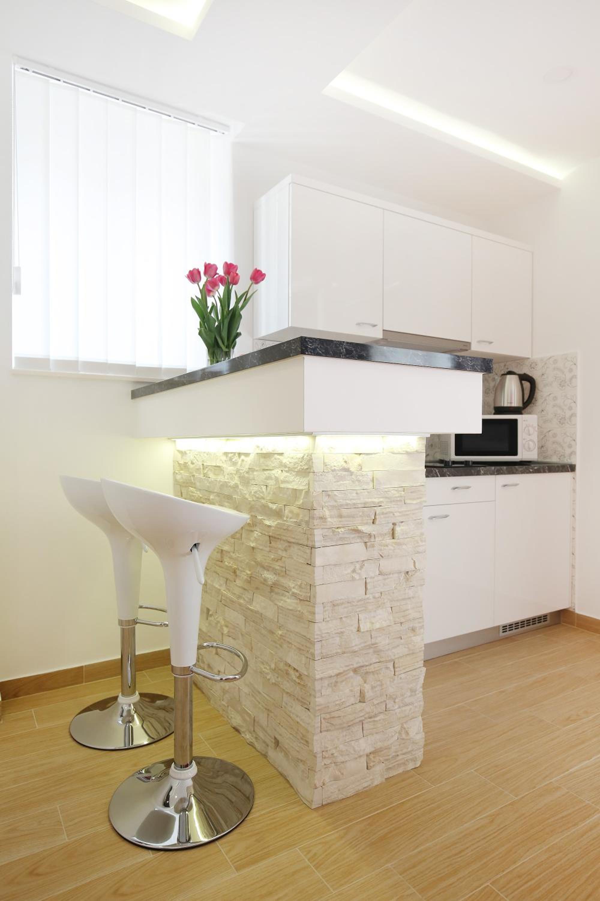 Studio Apartment with Balcony - Photo 16