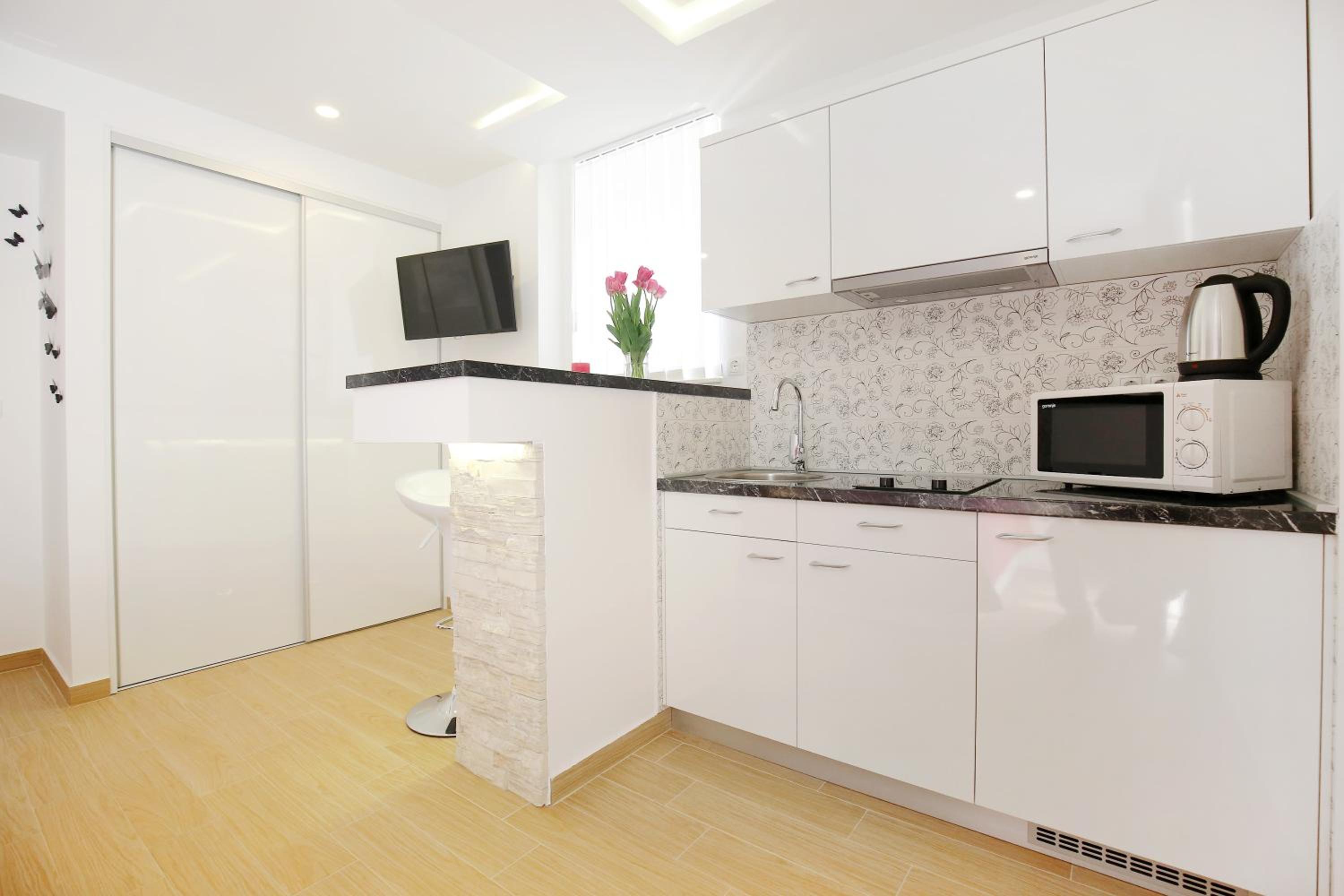 Studio Apartment with Balcony - Photo 17