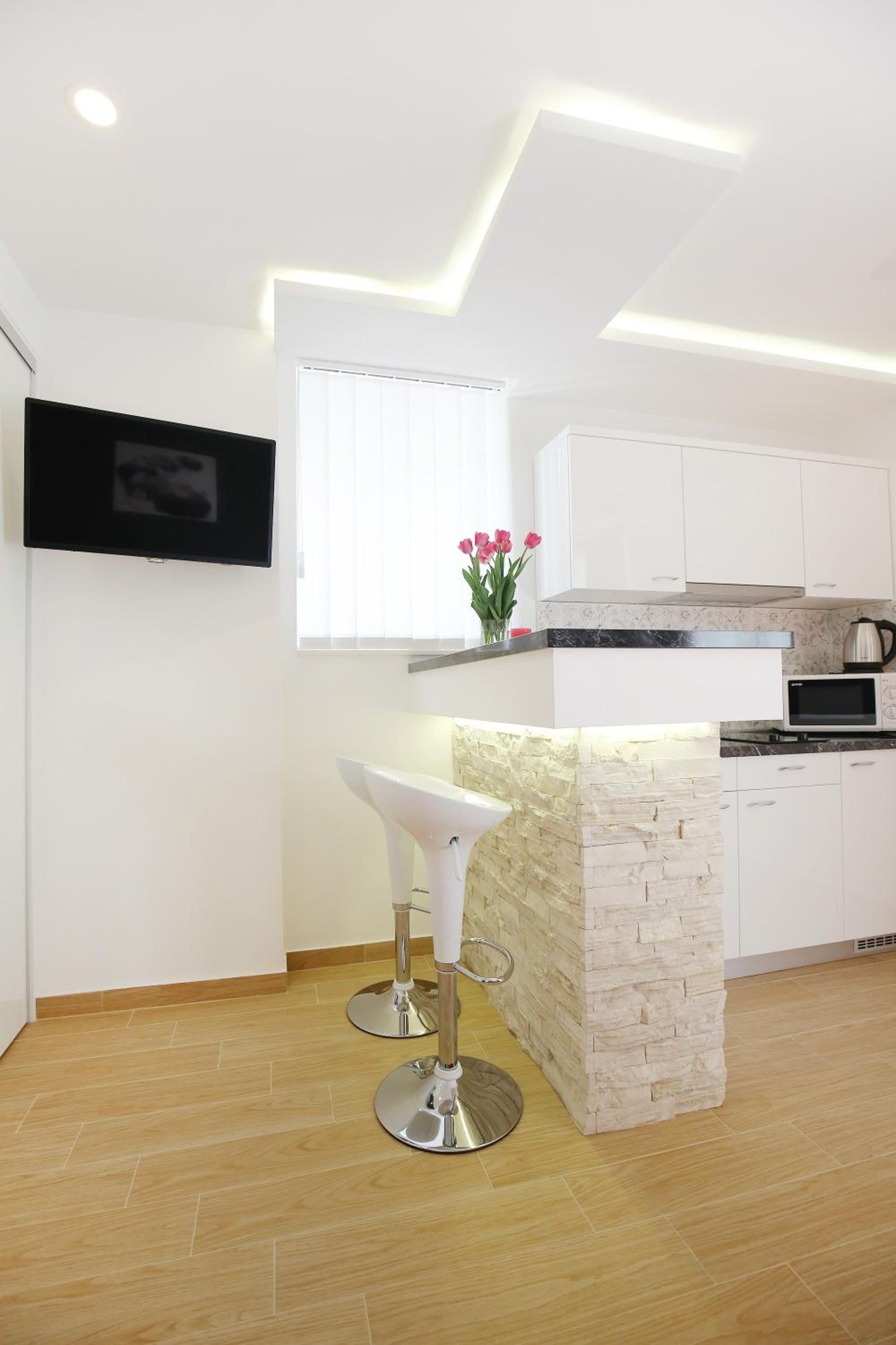 Studio Apartment with Balcony - Photo 18